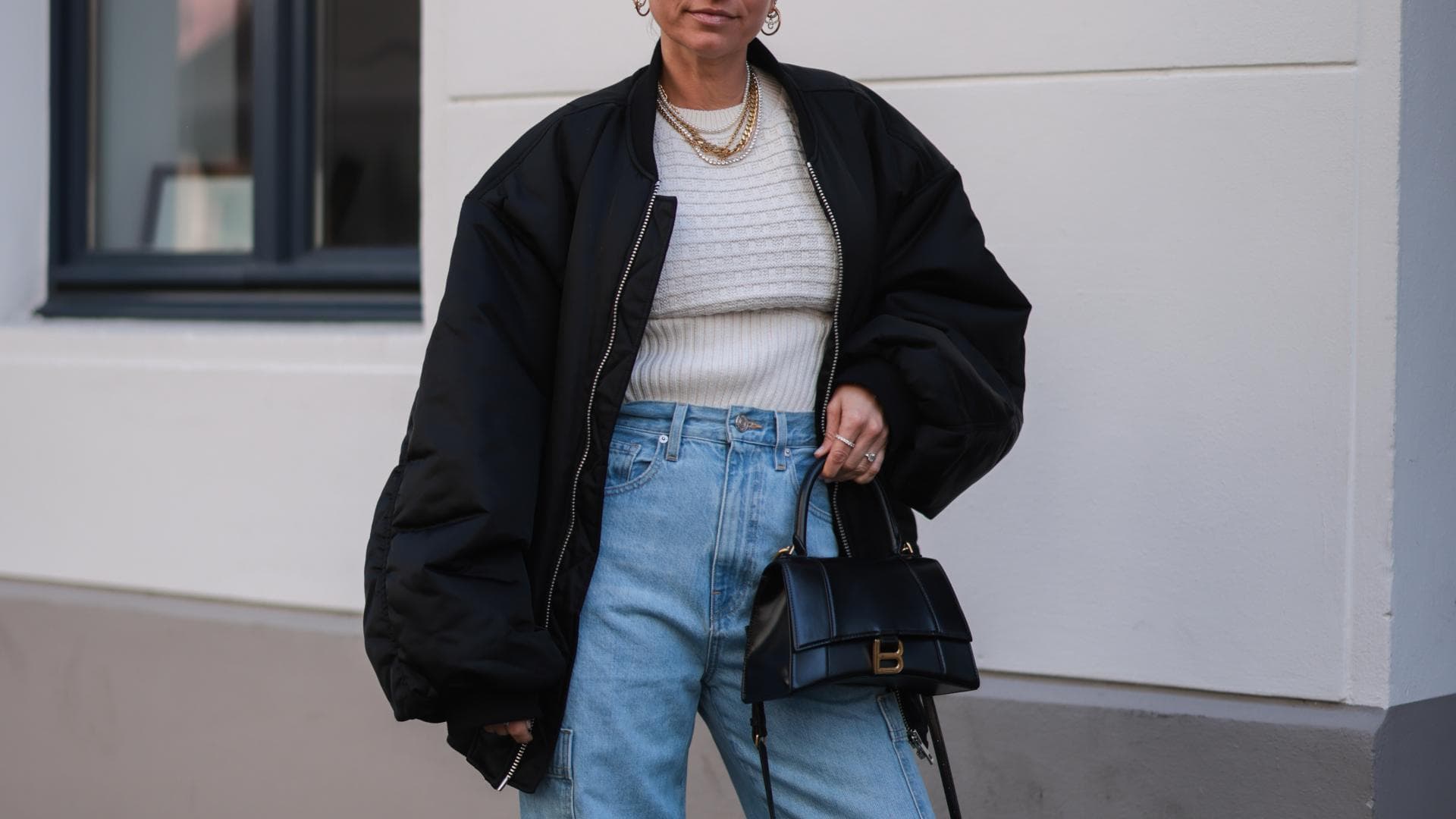 Frau trägt schwarze Bomberjacke