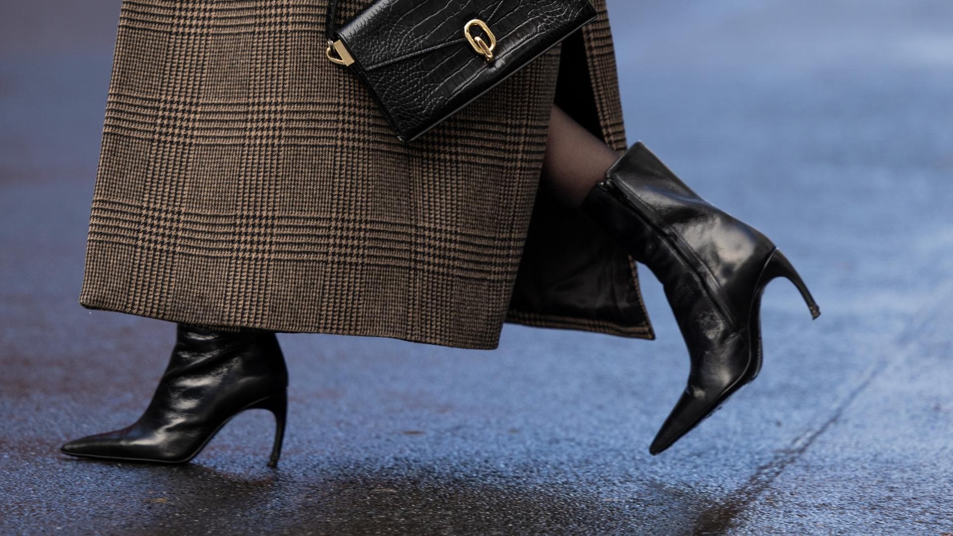 Frau trägt Stiefel mit Absatz