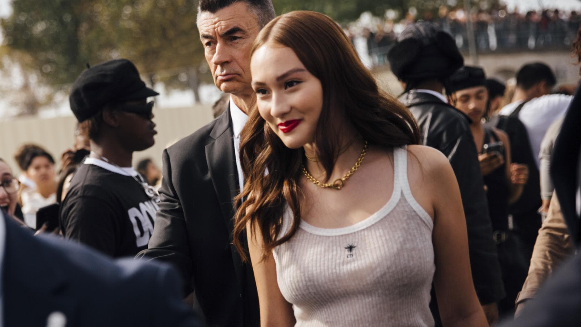 Lola Tung auf der Paris Fashion Week