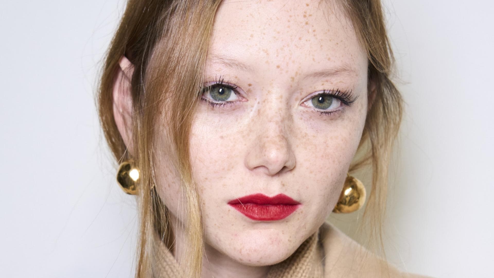 Frau mit roten Lippen