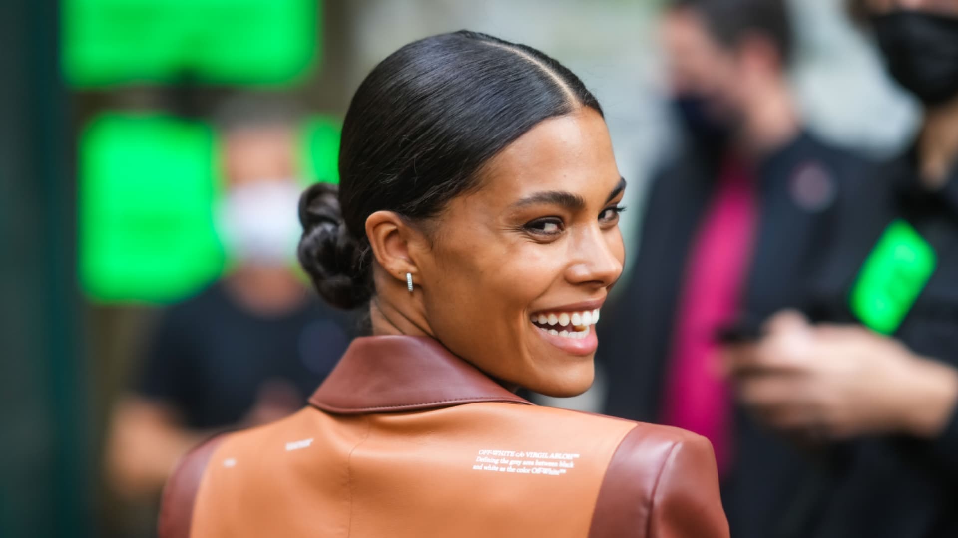 Endlich ist es raus! Auf diese einfache Frisur setzen alle stylischen Frauen