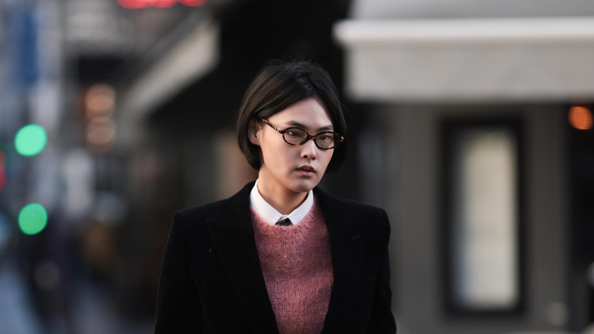 Frau trägt Bob und Brille