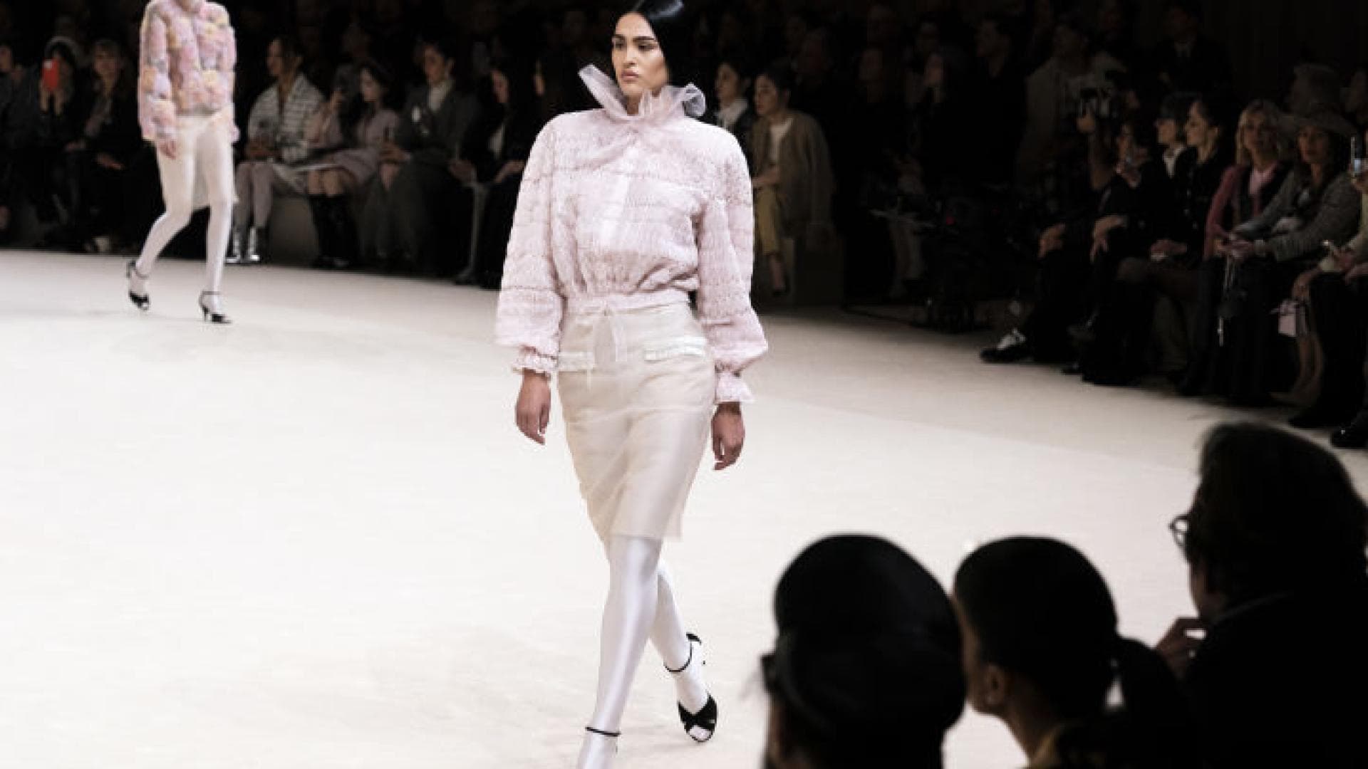 Model in weißer Strumpfhose bei Chanel