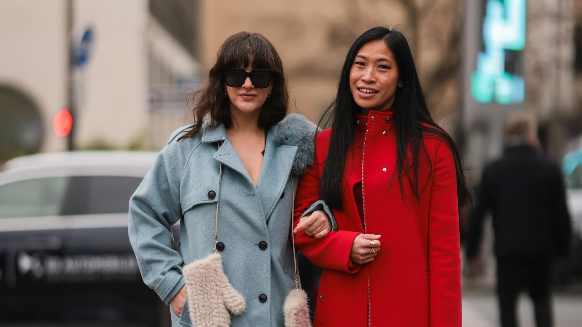 Frau mit roten Ballerinas