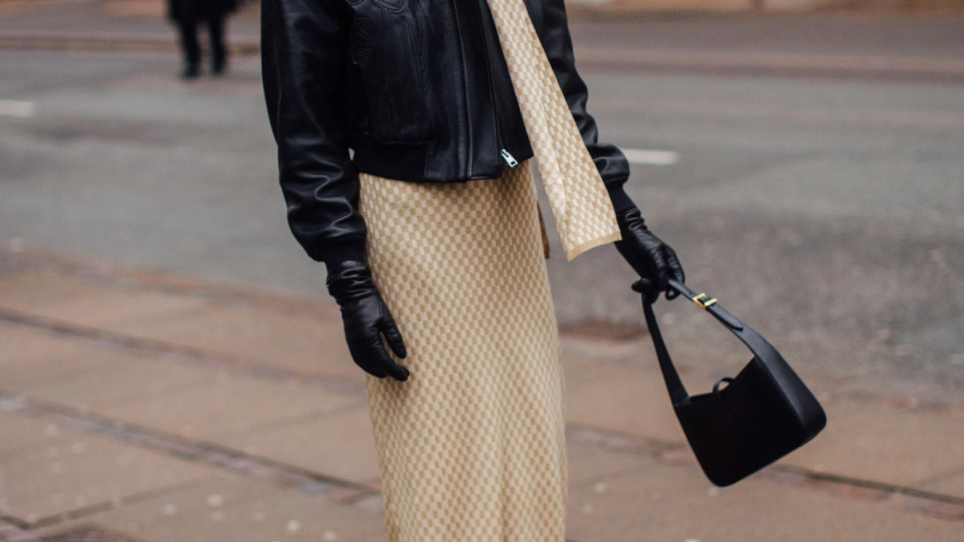 Frau mit schwarzer Henkeltasche