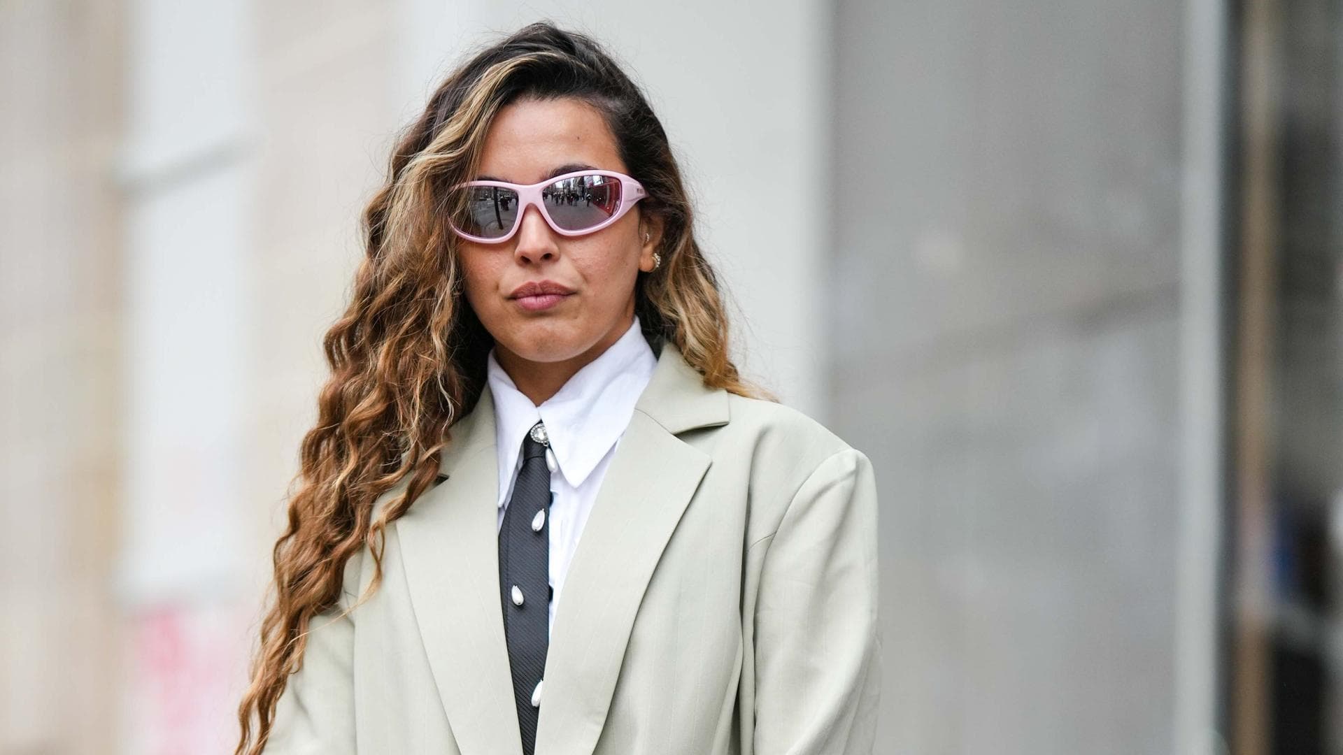 Frau mit langen Locken