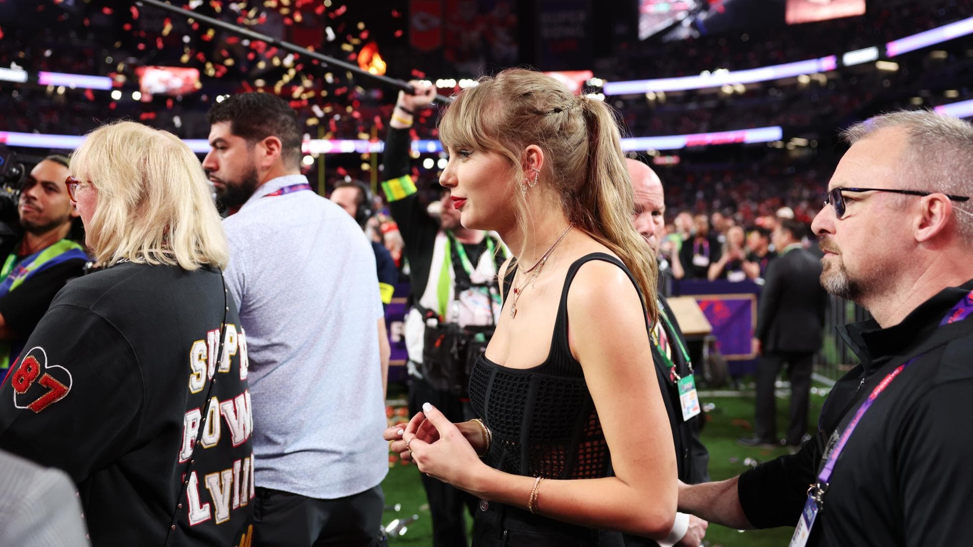 Taylor Swift trägt Corsage