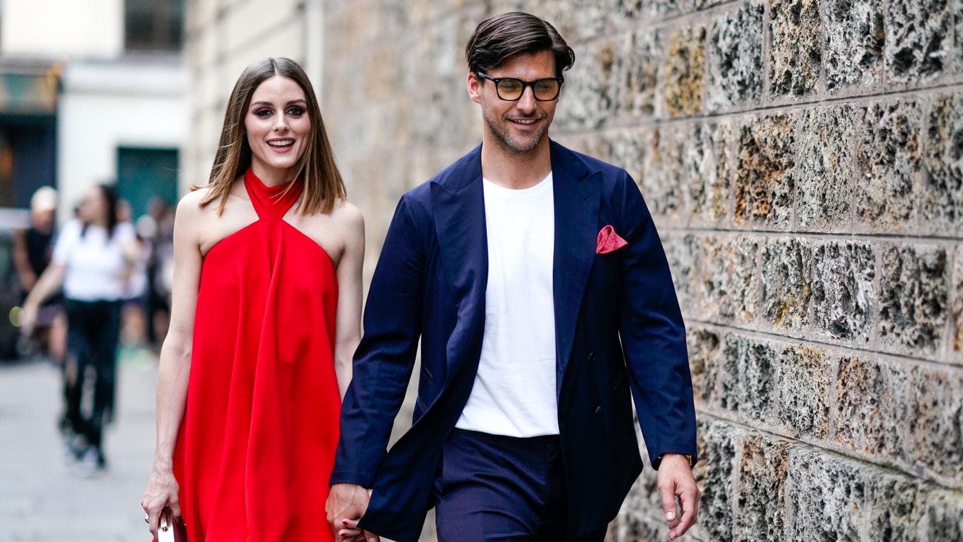 Frau trägt rotes Kleid