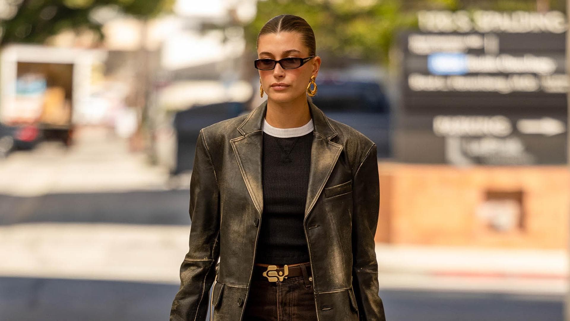 Hailey Bieber in einem Vintage-Lederblazer