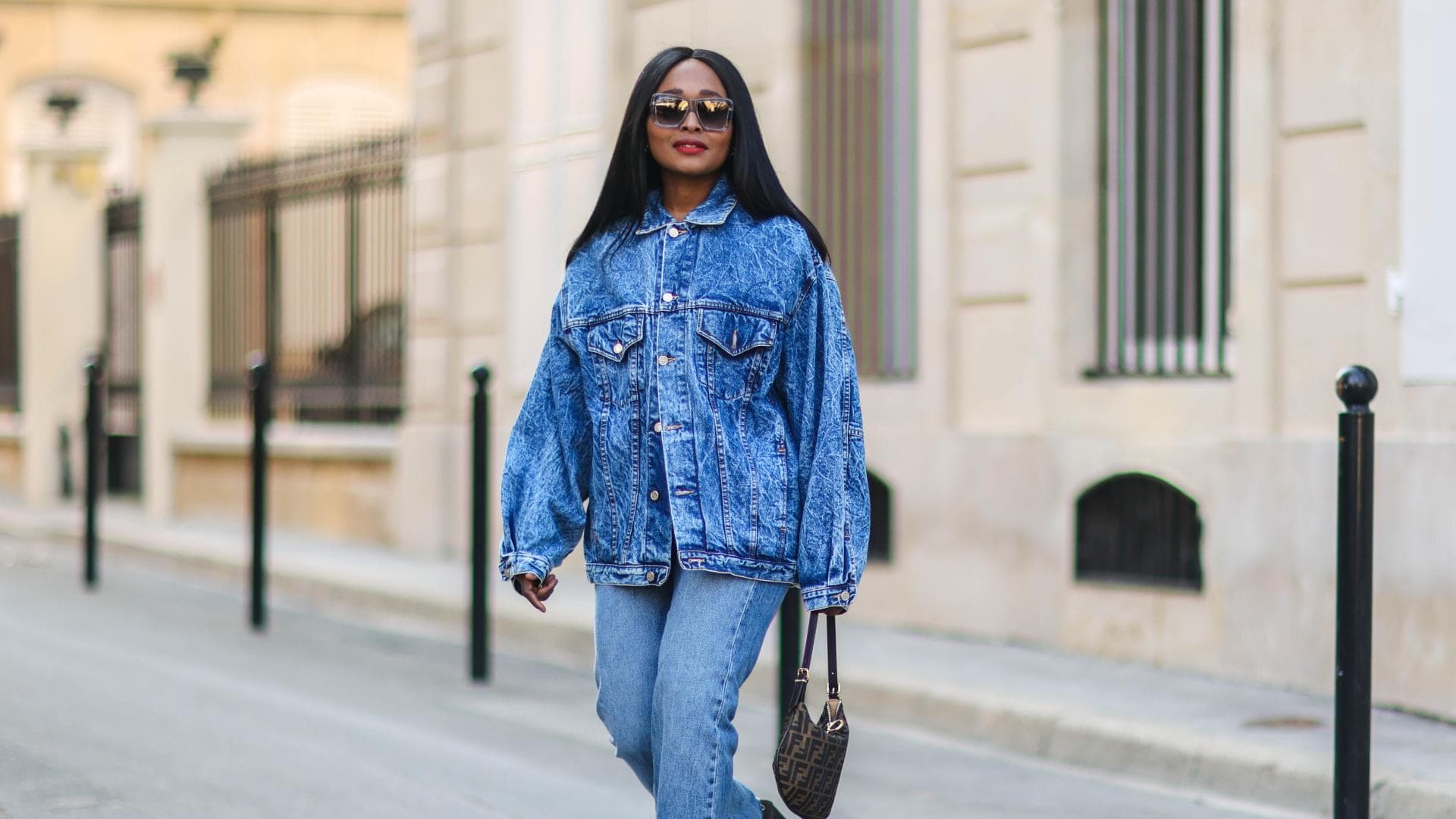 Carrole Sagba trägt Oversized-Jeansjacke
