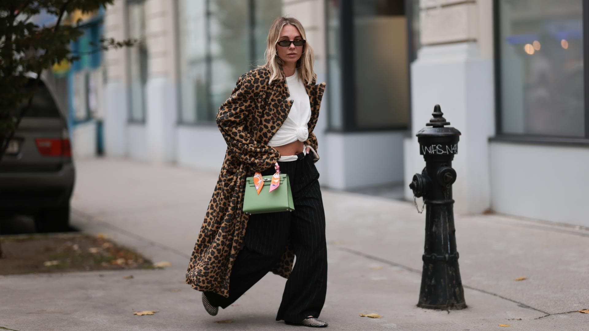 Karin Teigl in einem Mantel in Leopardenmuster