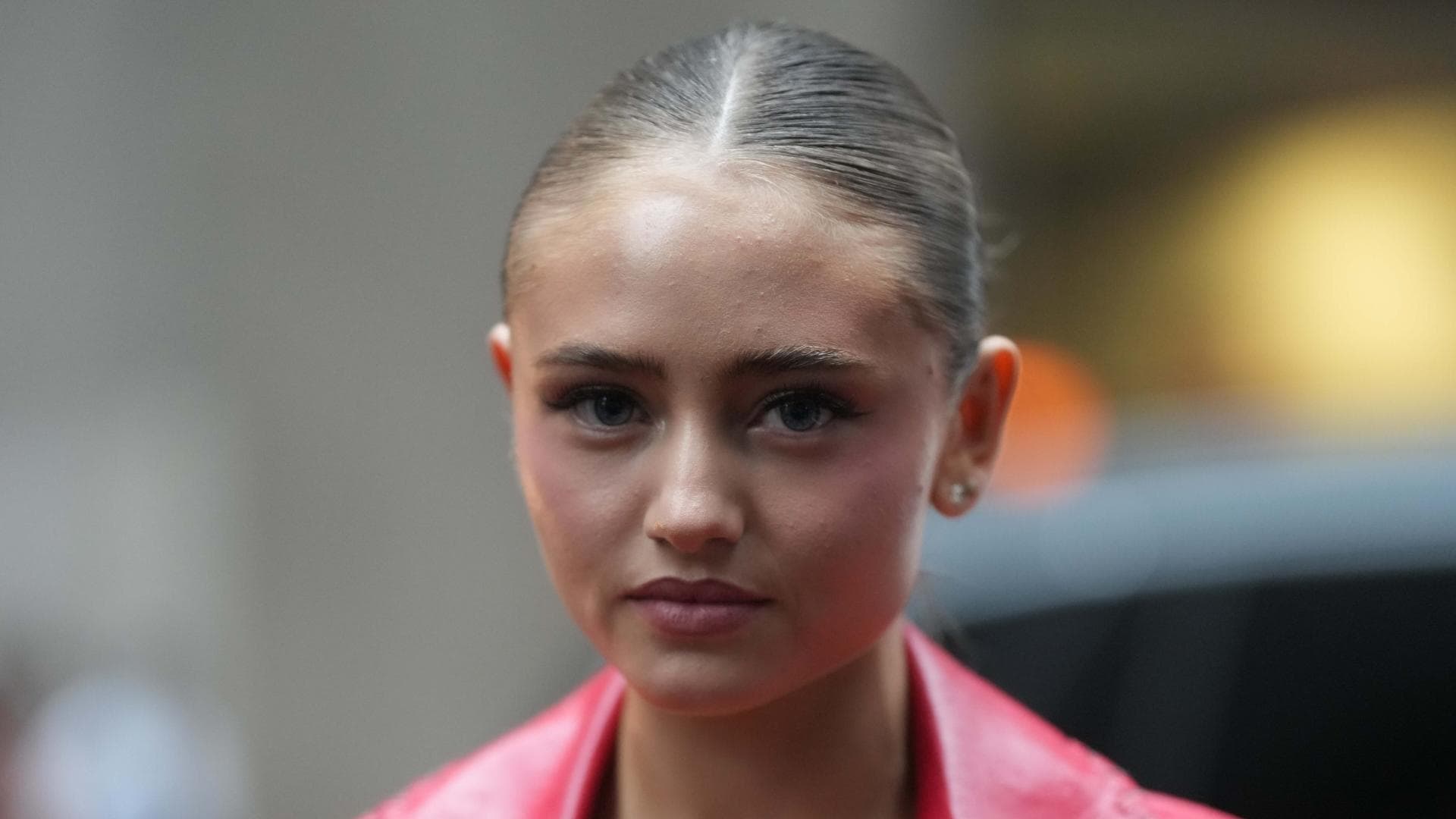 Leni Klum im roten Ledermantel