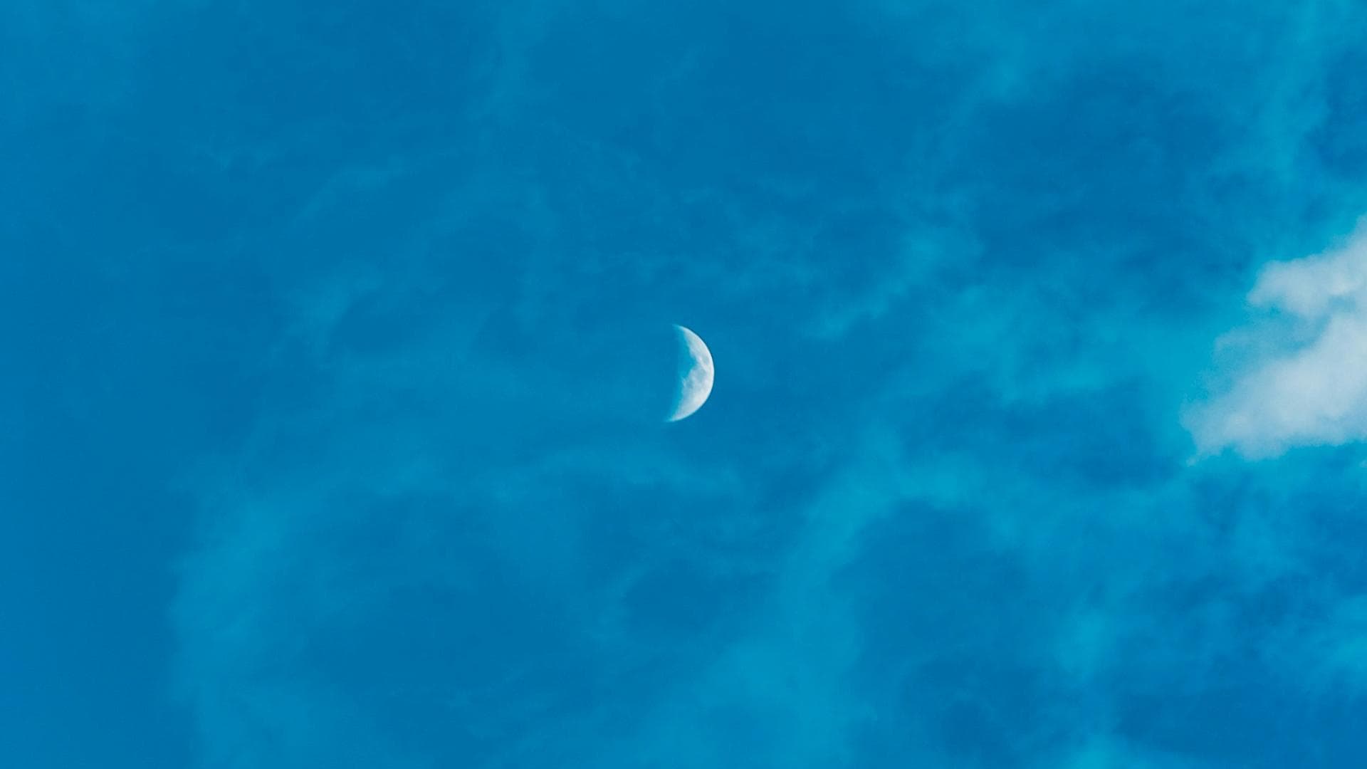 Mond am blauen Himmel