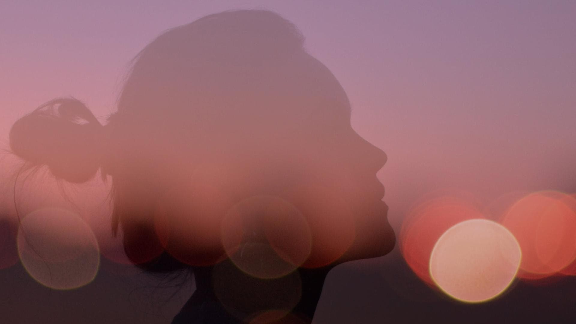 Silhouette einer Frau mit Dutt