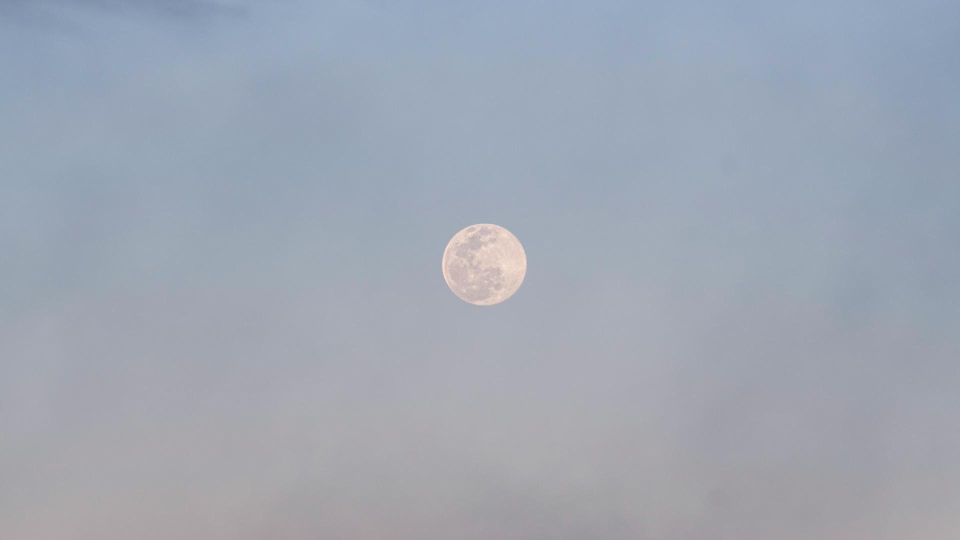 Vollmond am blauen Himmel