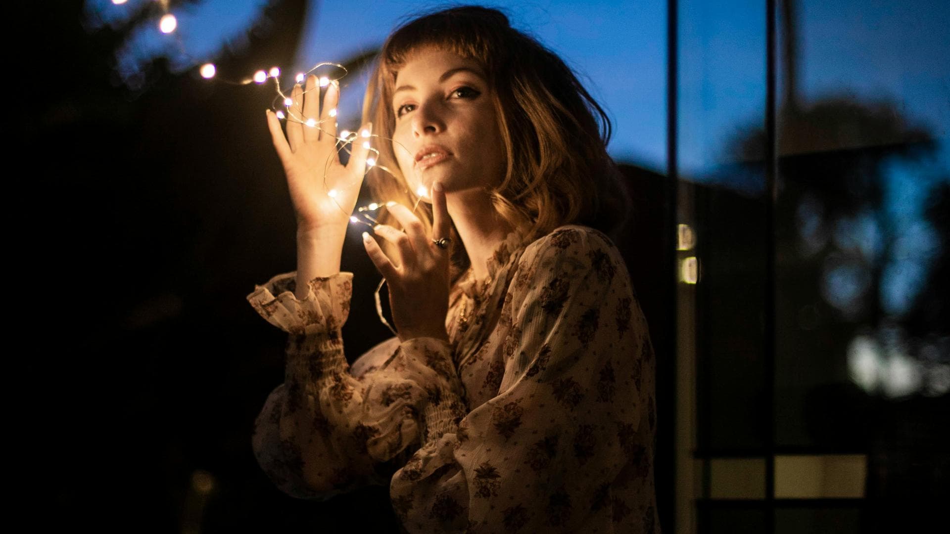 Frau hält Lichterkette in der Hand