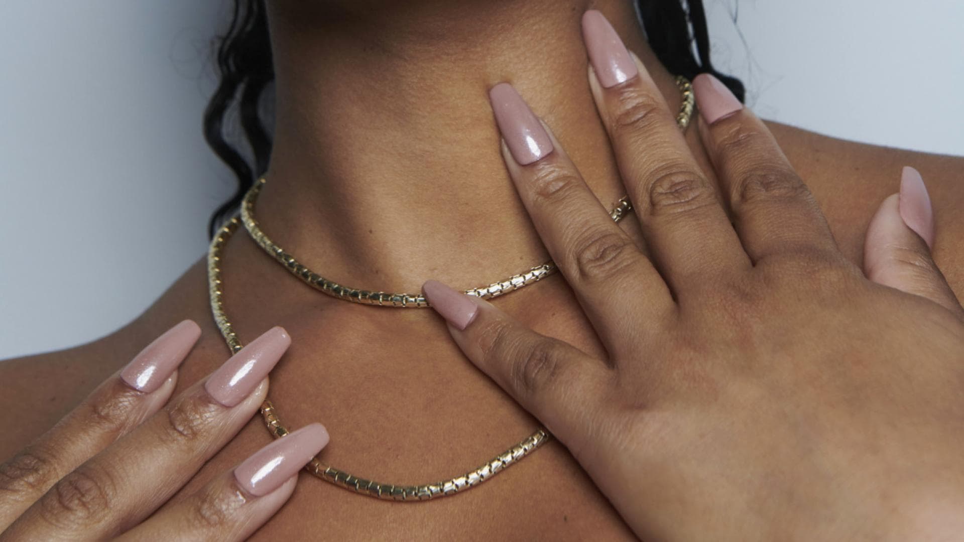 Die "Rose Glass"-Nails sind DER Beauty-Trend Im Sommer 2025