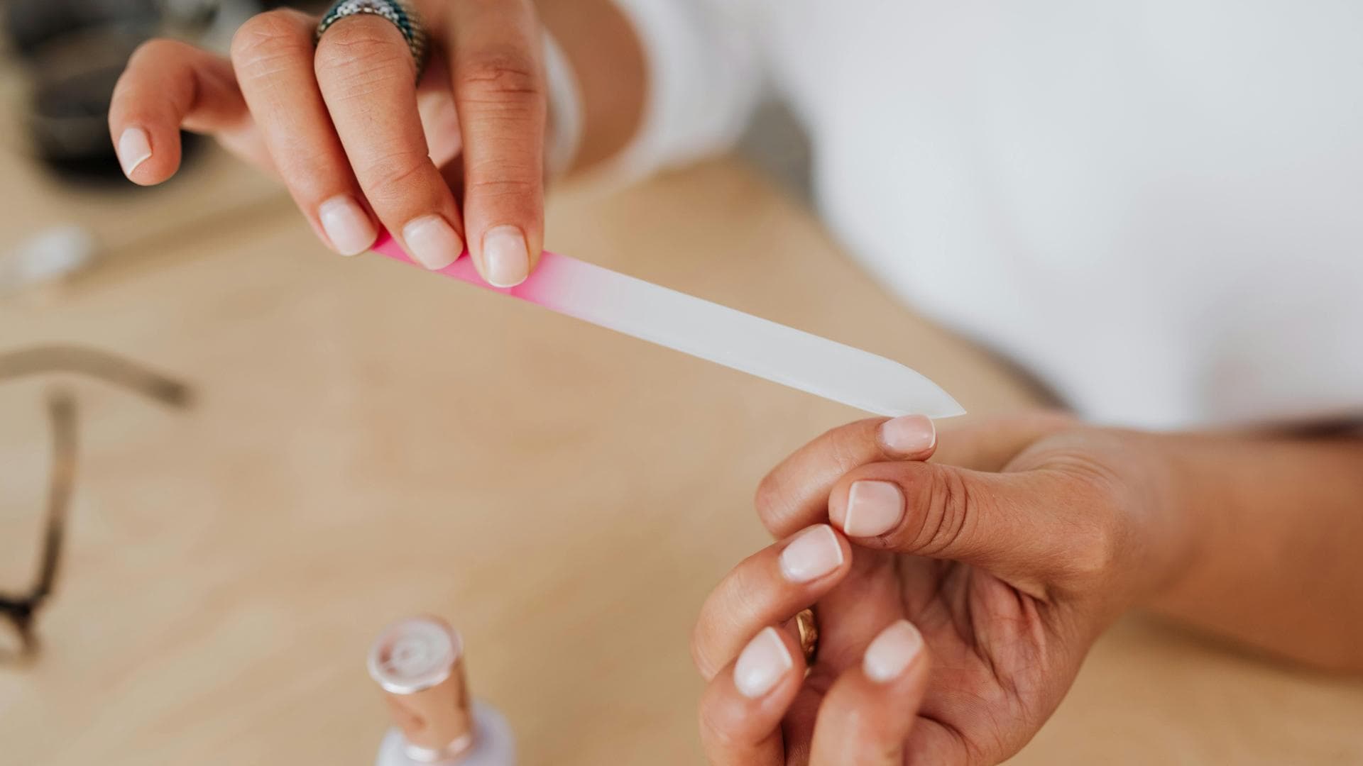 Frau feilt ihre Nägel