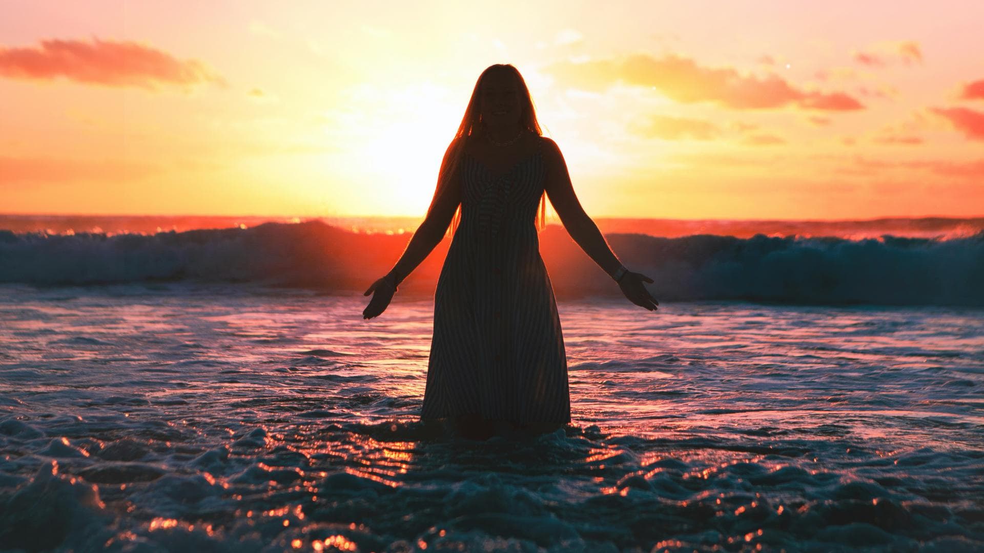 Silhouette einer Frau am Meer