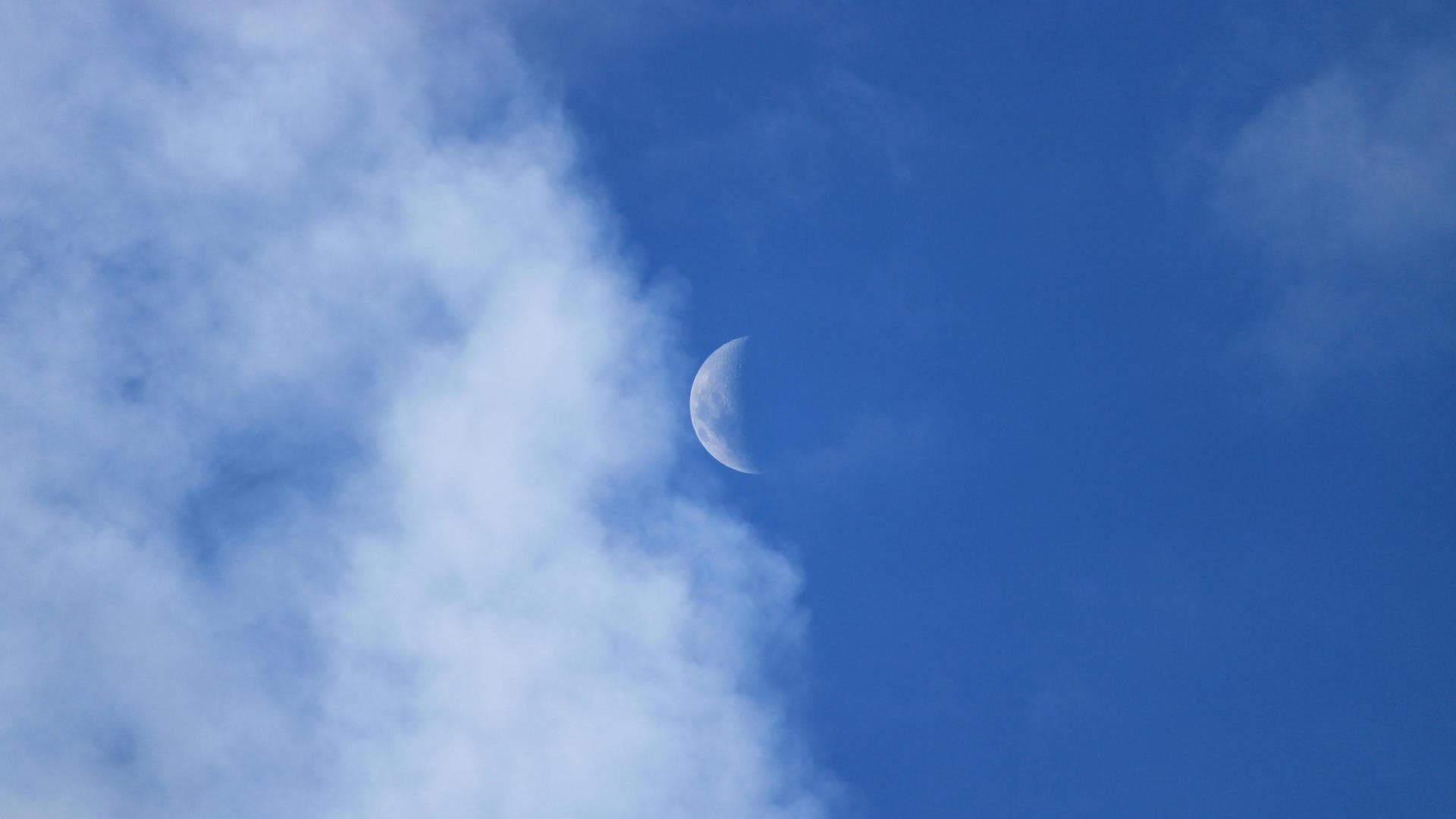 Mond am blauen Himmel