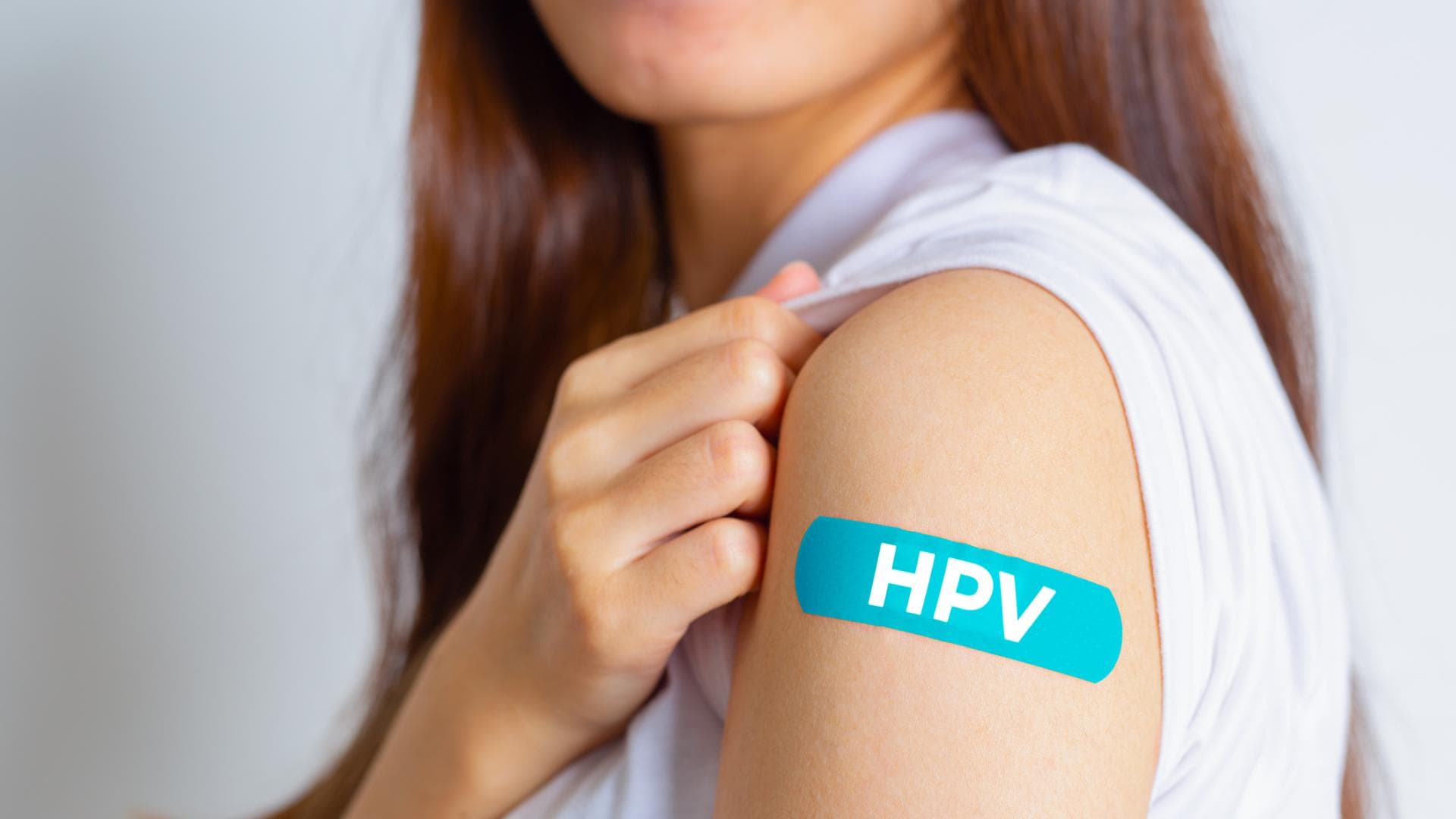 Frau mit HPV Pflaster auf Arm