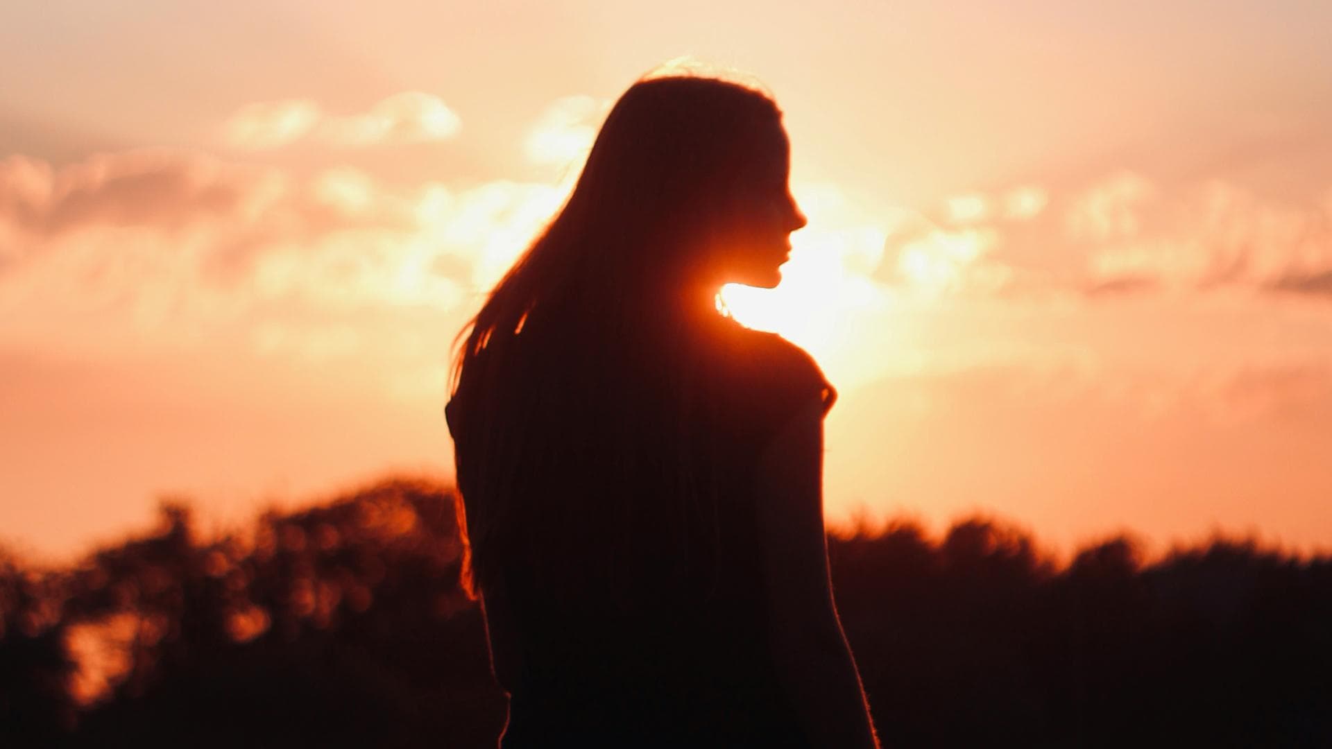Silhouette einer Frau am See
