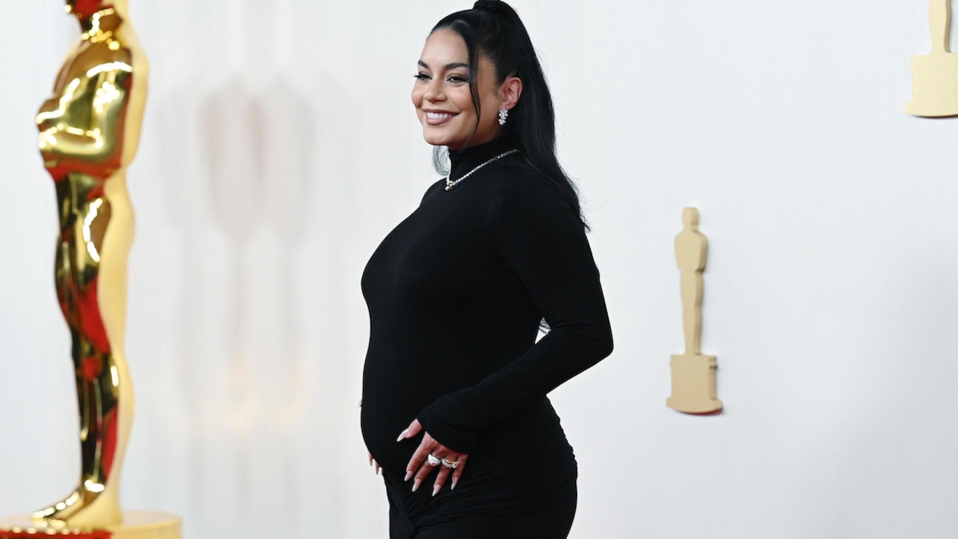 Vanessa Hudgens mit Babybauch auf dem Red Carpet der Oscars 2024