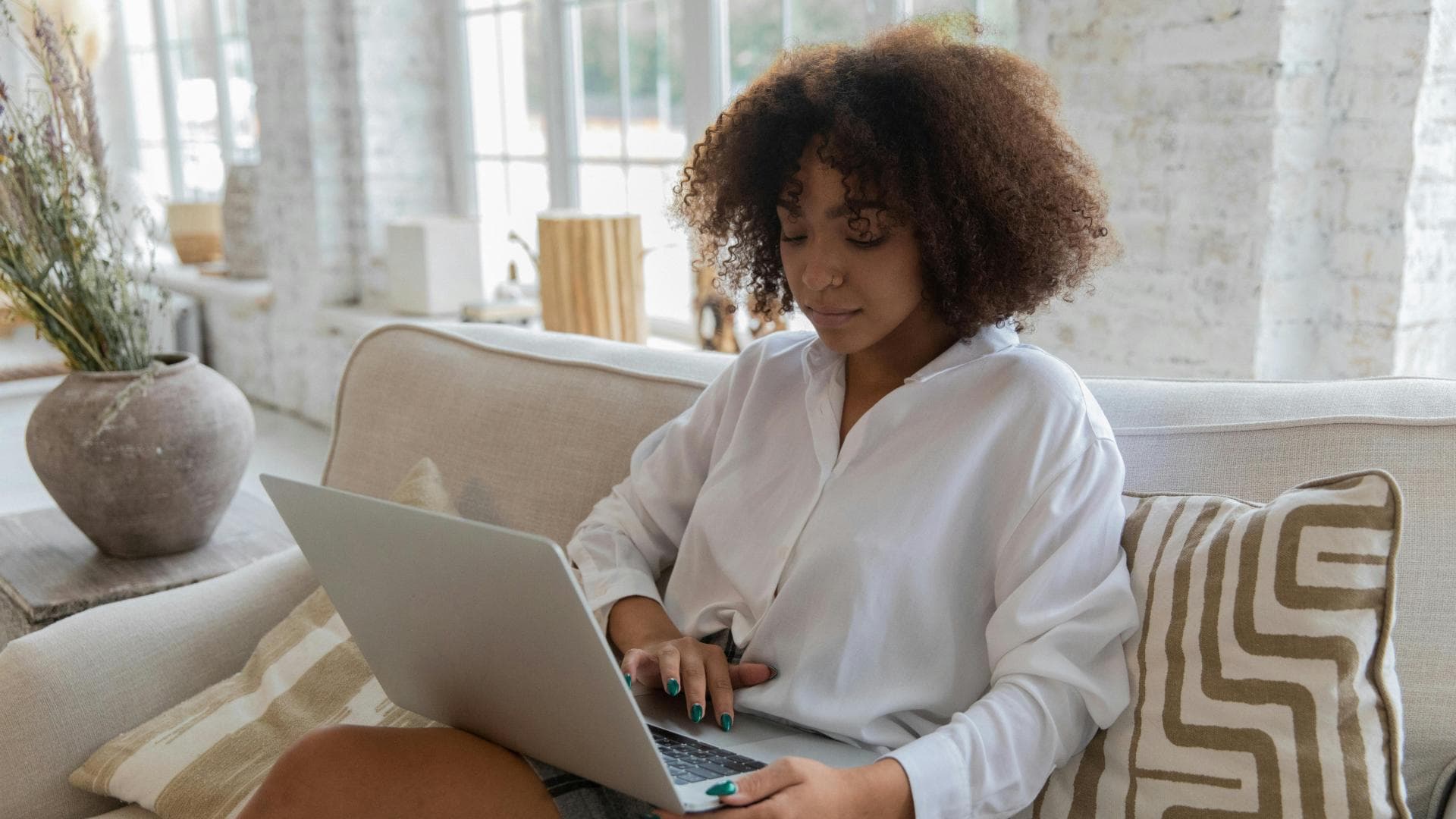 Frau arbeitet zufrieden