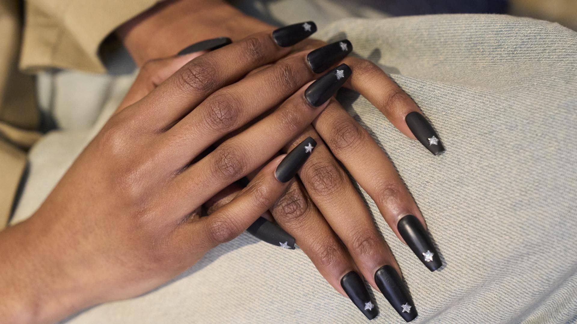 Schwarzer Nagellack mit Sternen