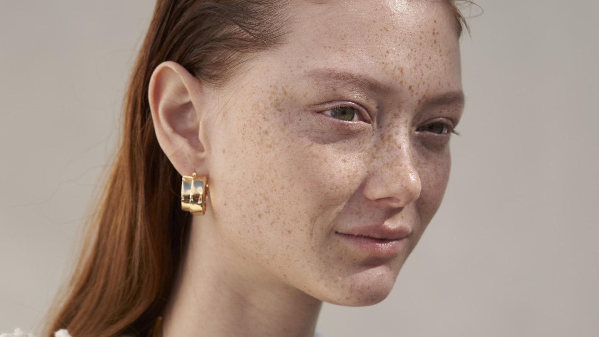 Frau trägt getönte Sonnencreme