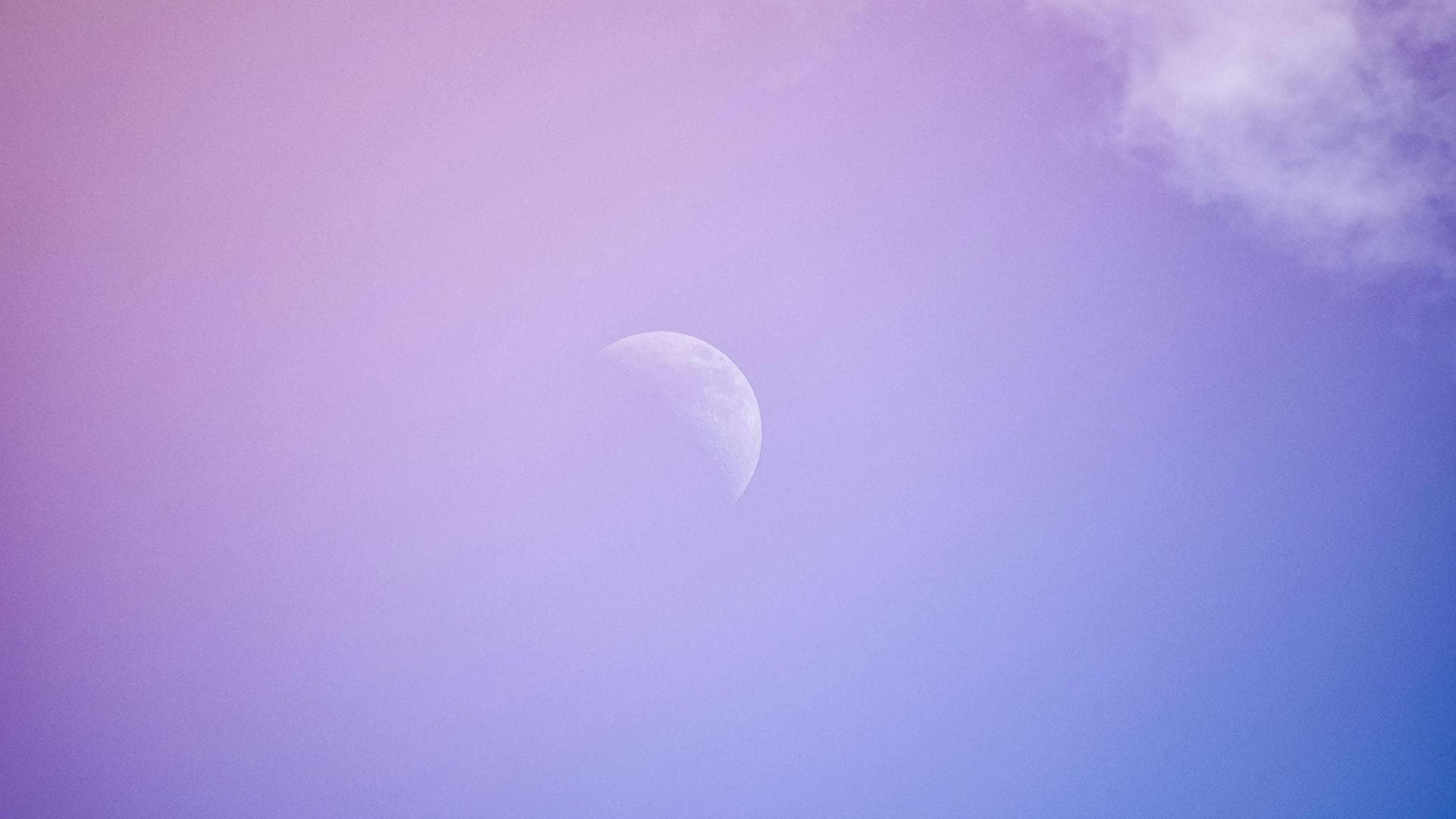 Halbmond am lilafarbenen Himmel