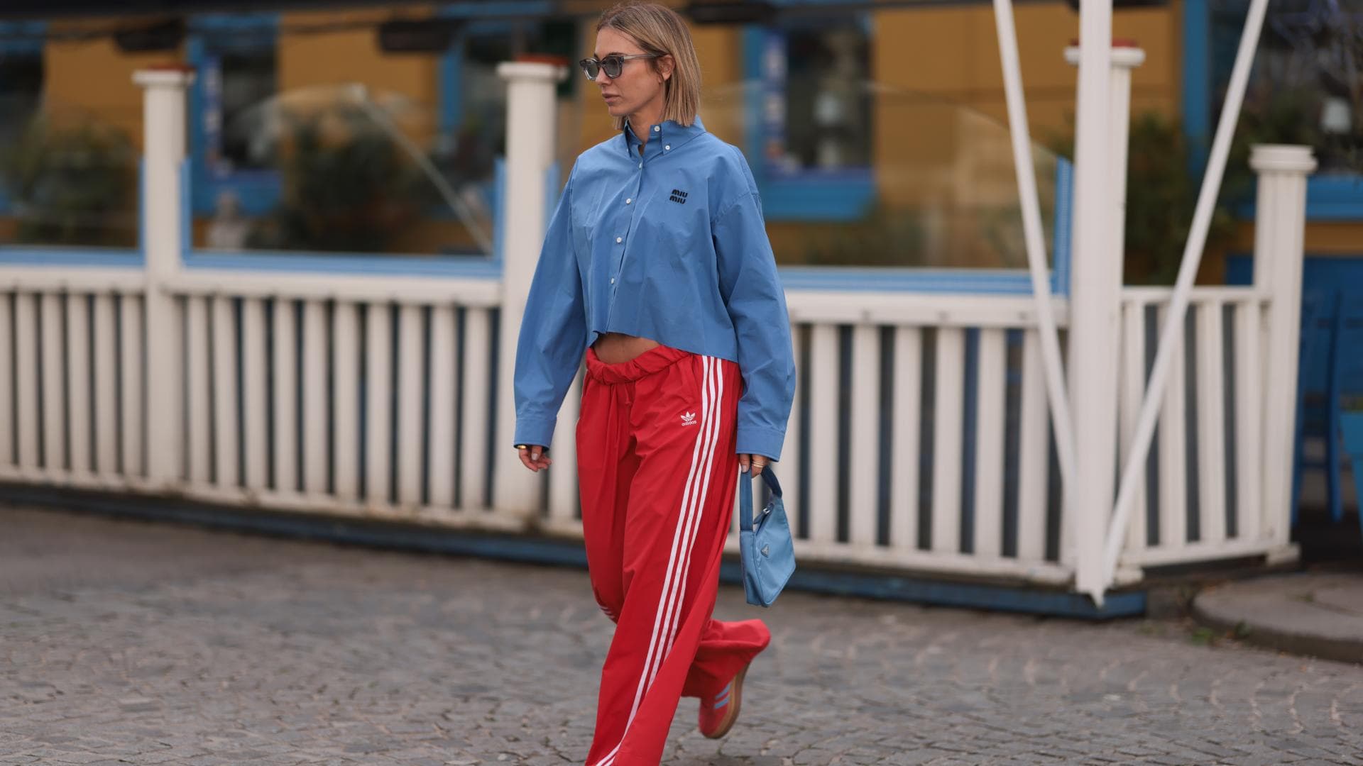 Frau in roter Trainingshose