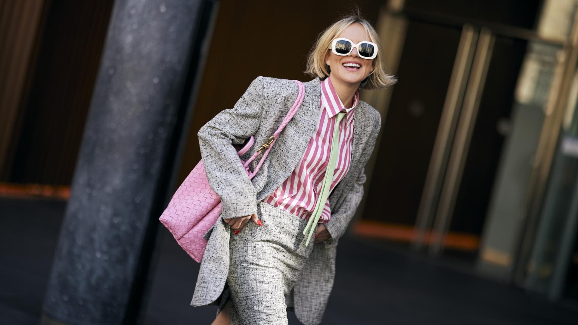 Frau im frühlingshaftem Look