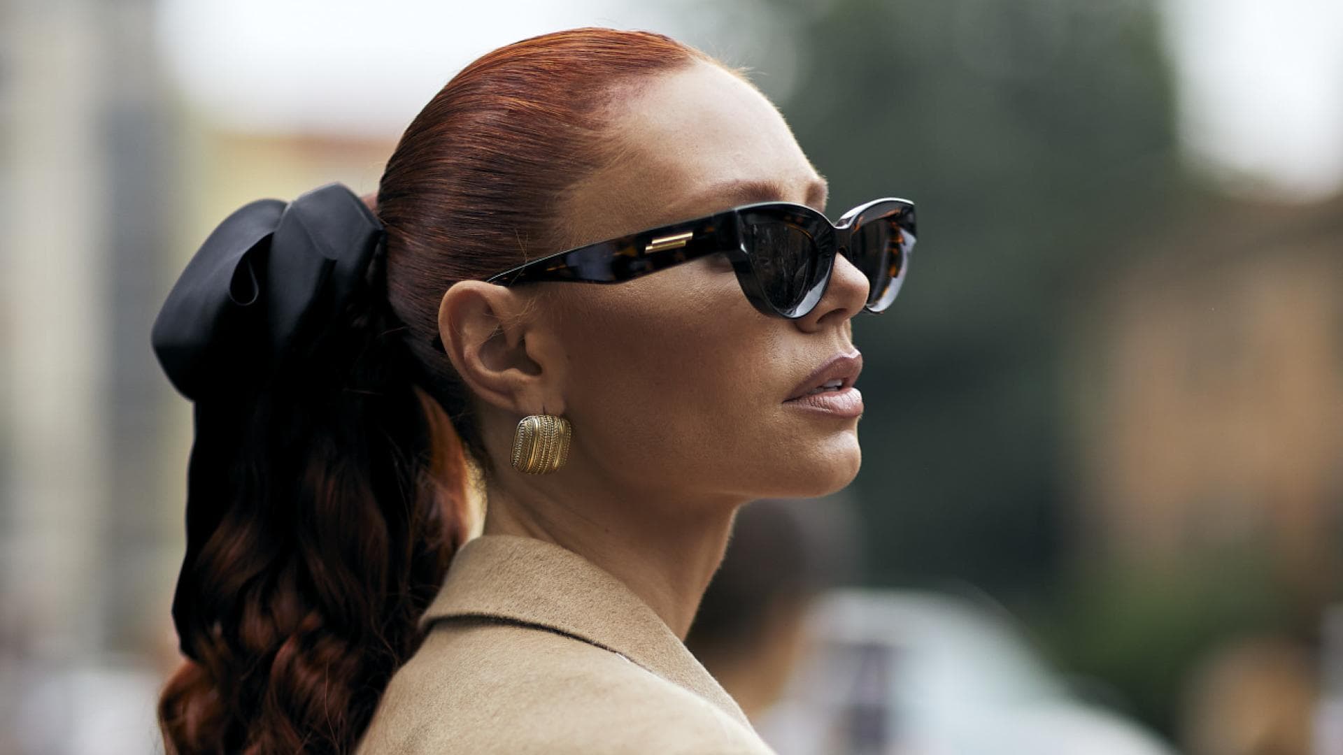 Frau mit rot-braunen Haaren