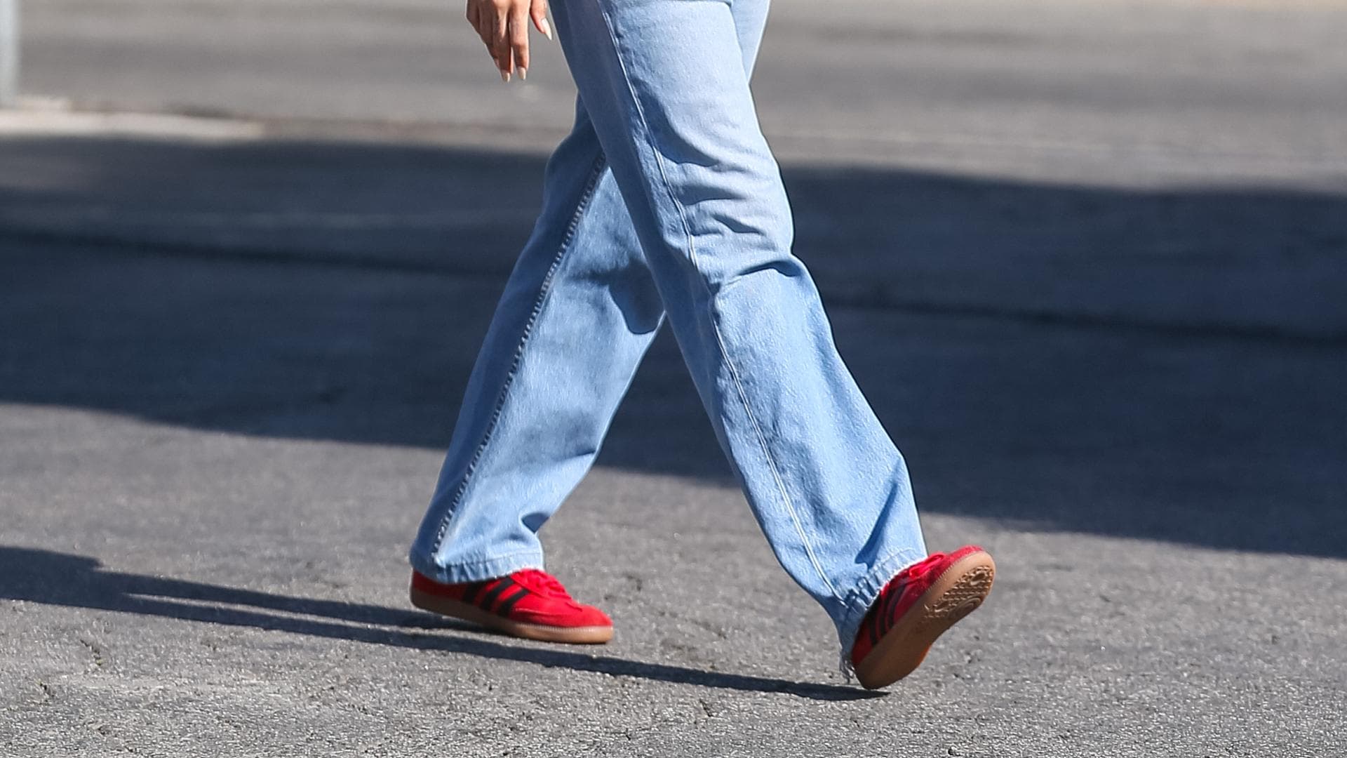 Hailey Bieber trägt rote Adidas Sneaker