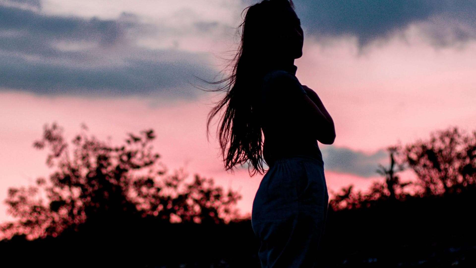 Silhouette einer Frau mit langen Haaren