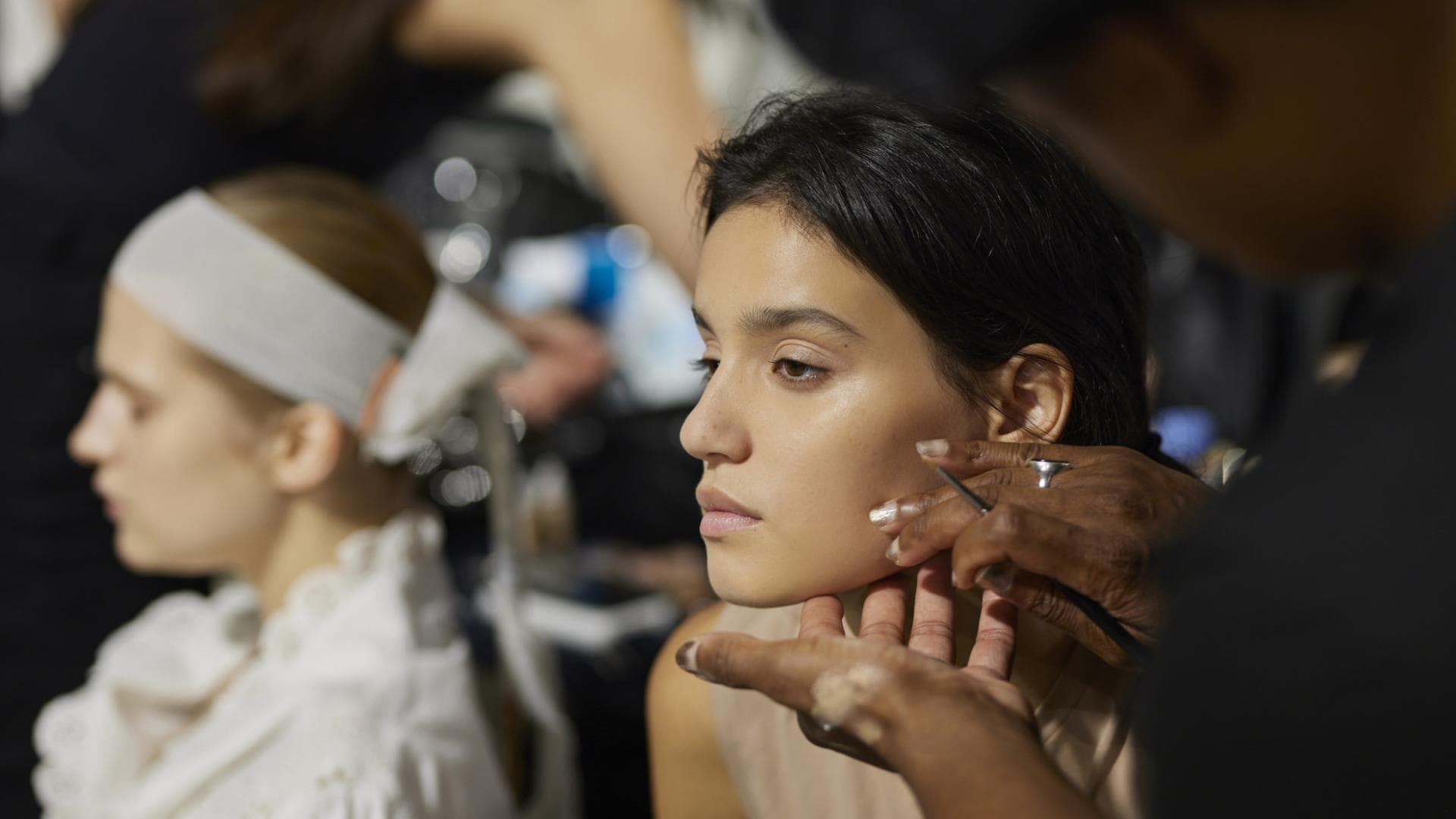 Beige Blush wird aufgetragen