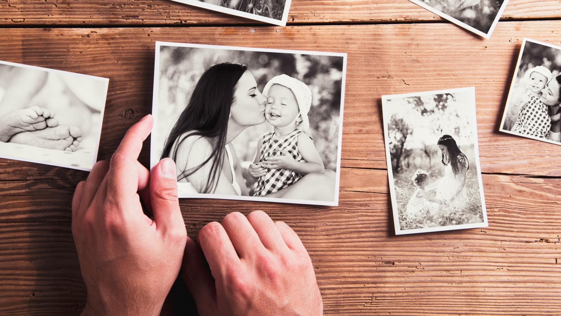 Foto von Mutter, die ihr Kind küsst