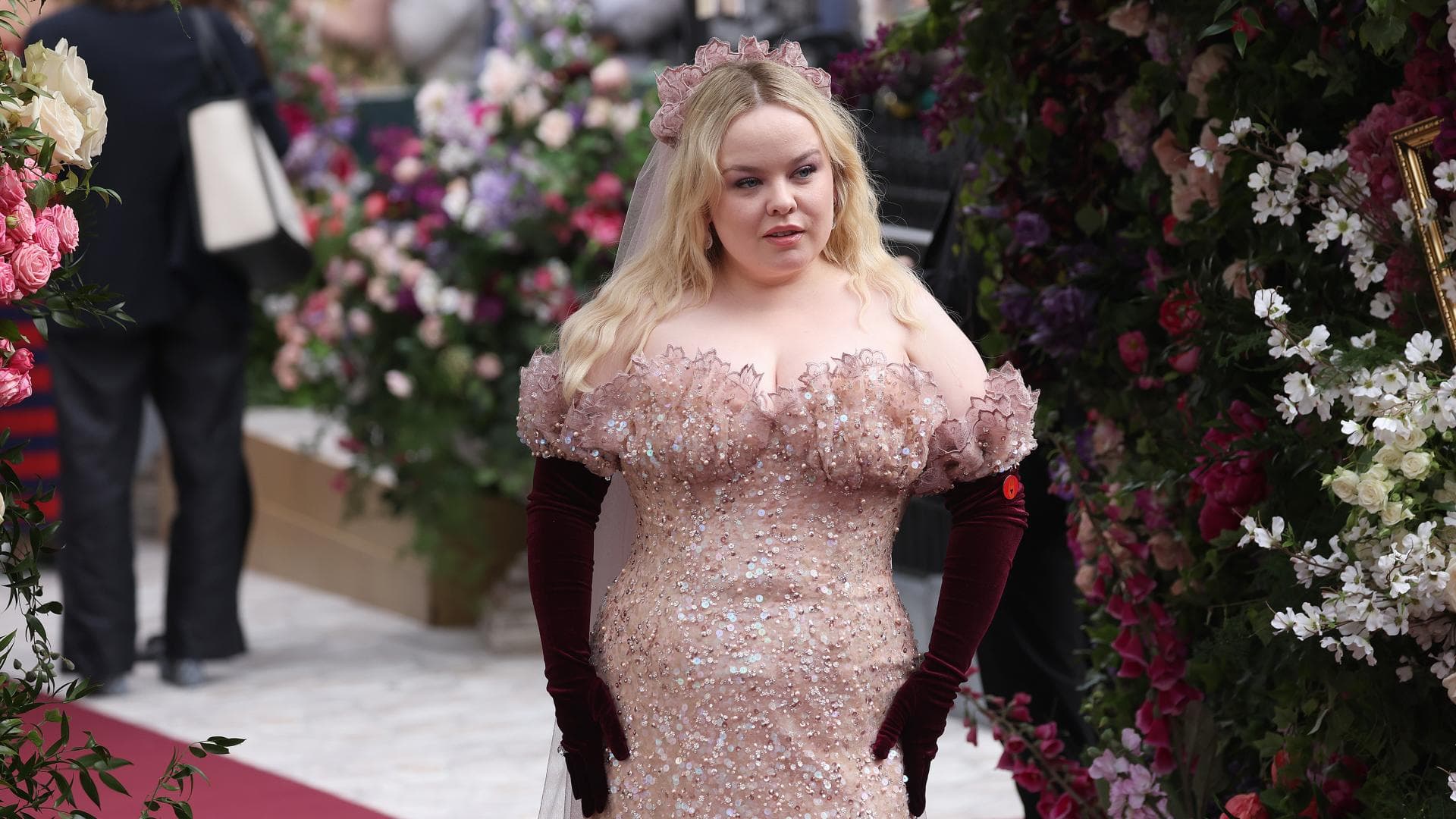 Bridgerton Darstellerin in rosa Kleid