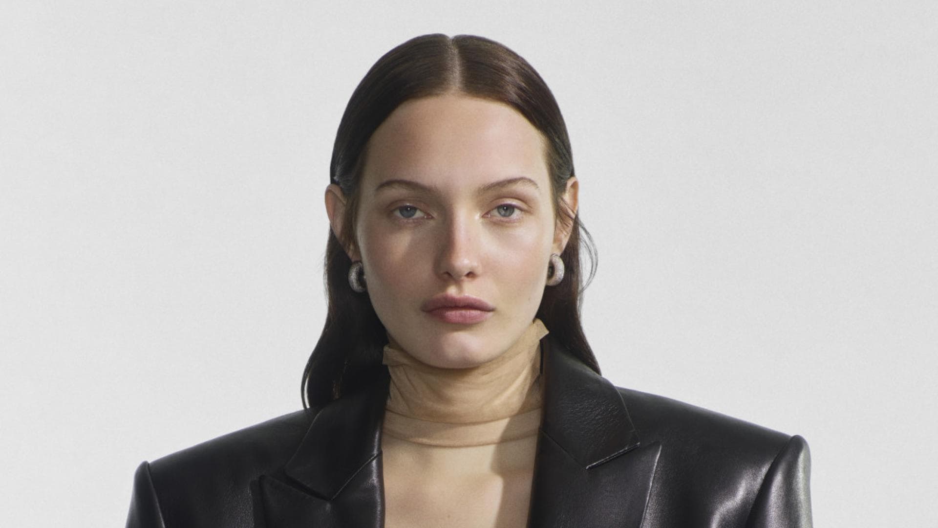 Frau mit Lederblazer