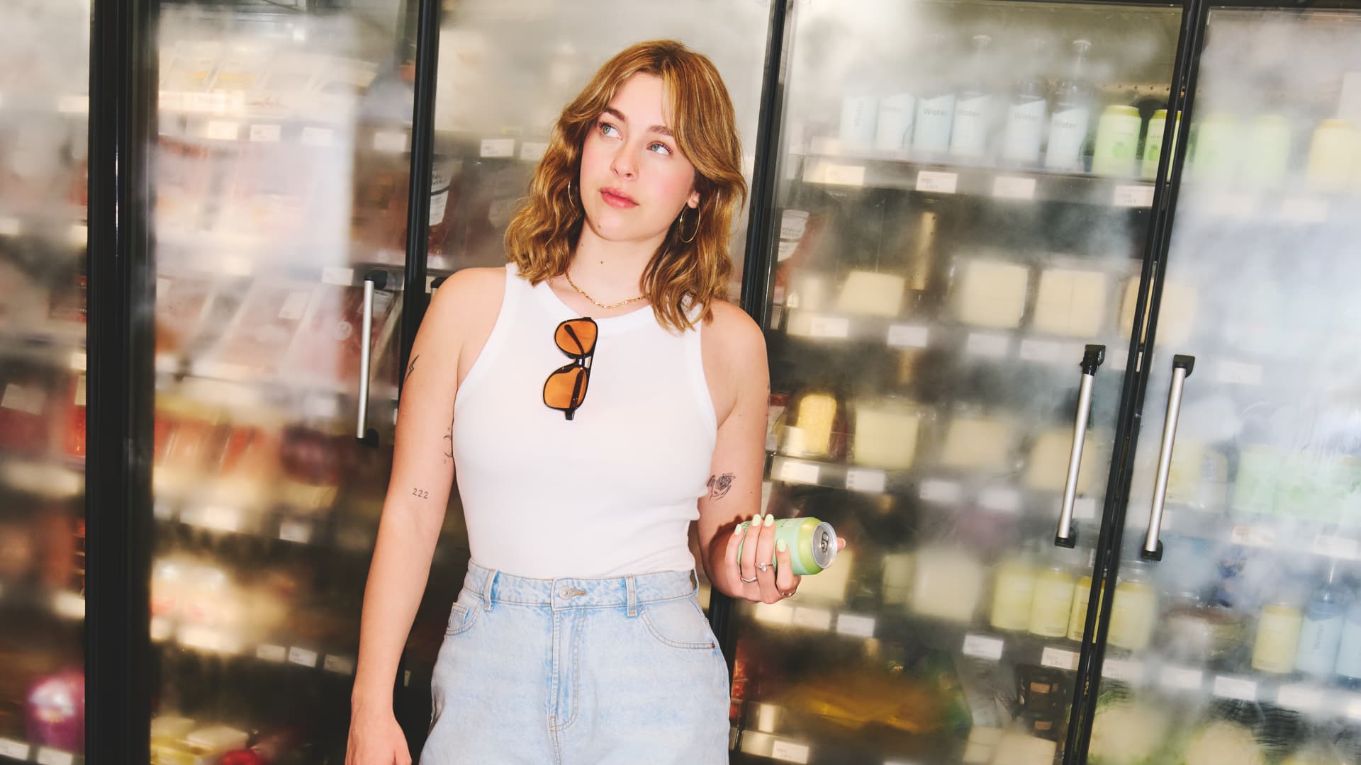 Frau mit Denim-Shorts und weißem Tanktop 