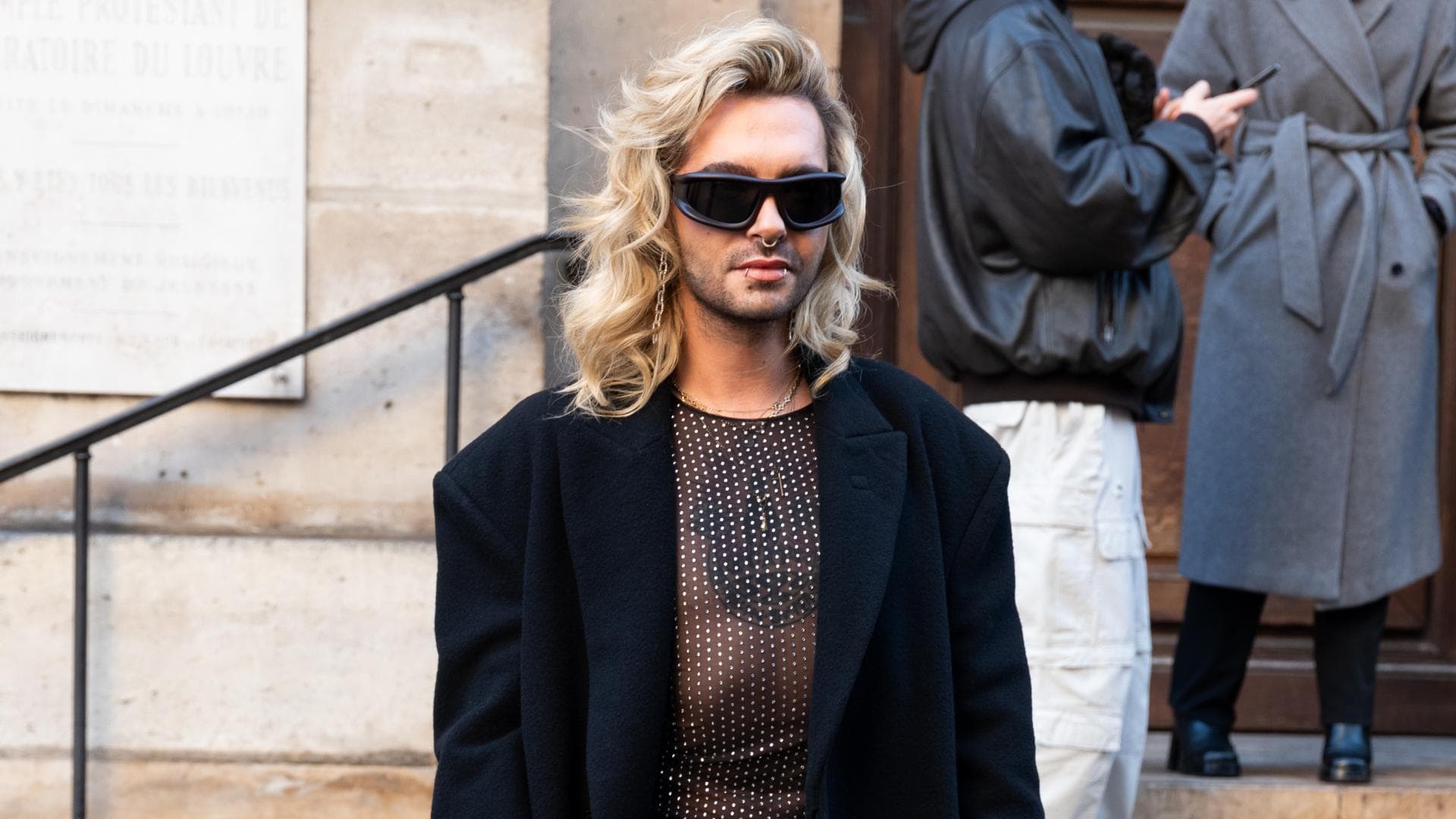 Bill Kaulitz trägt schwarzen Mantel und Lederrock