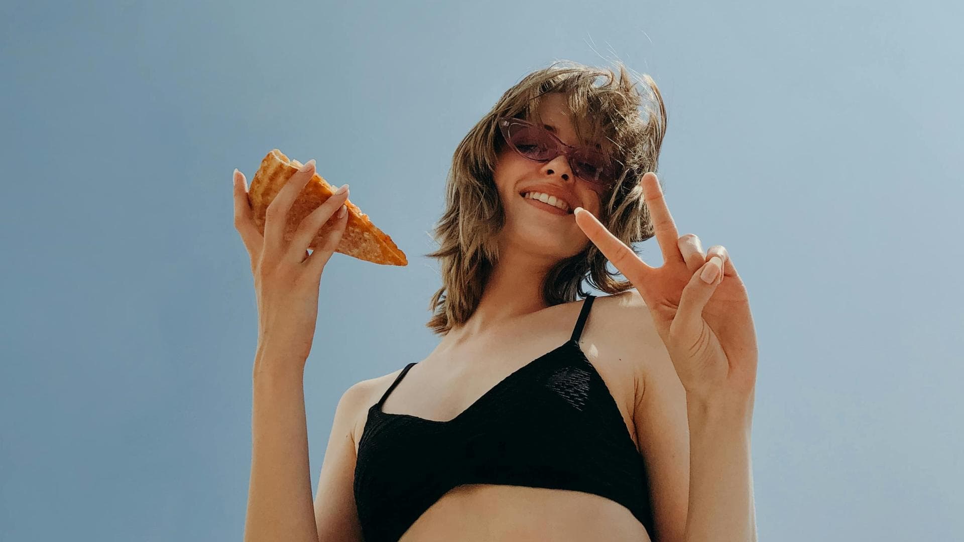 Frau mit Pizza in der Hand