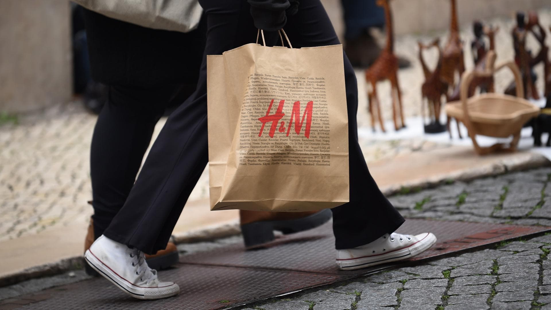 Große Größen bei H&M: Passant trägt Tüte im Sale 