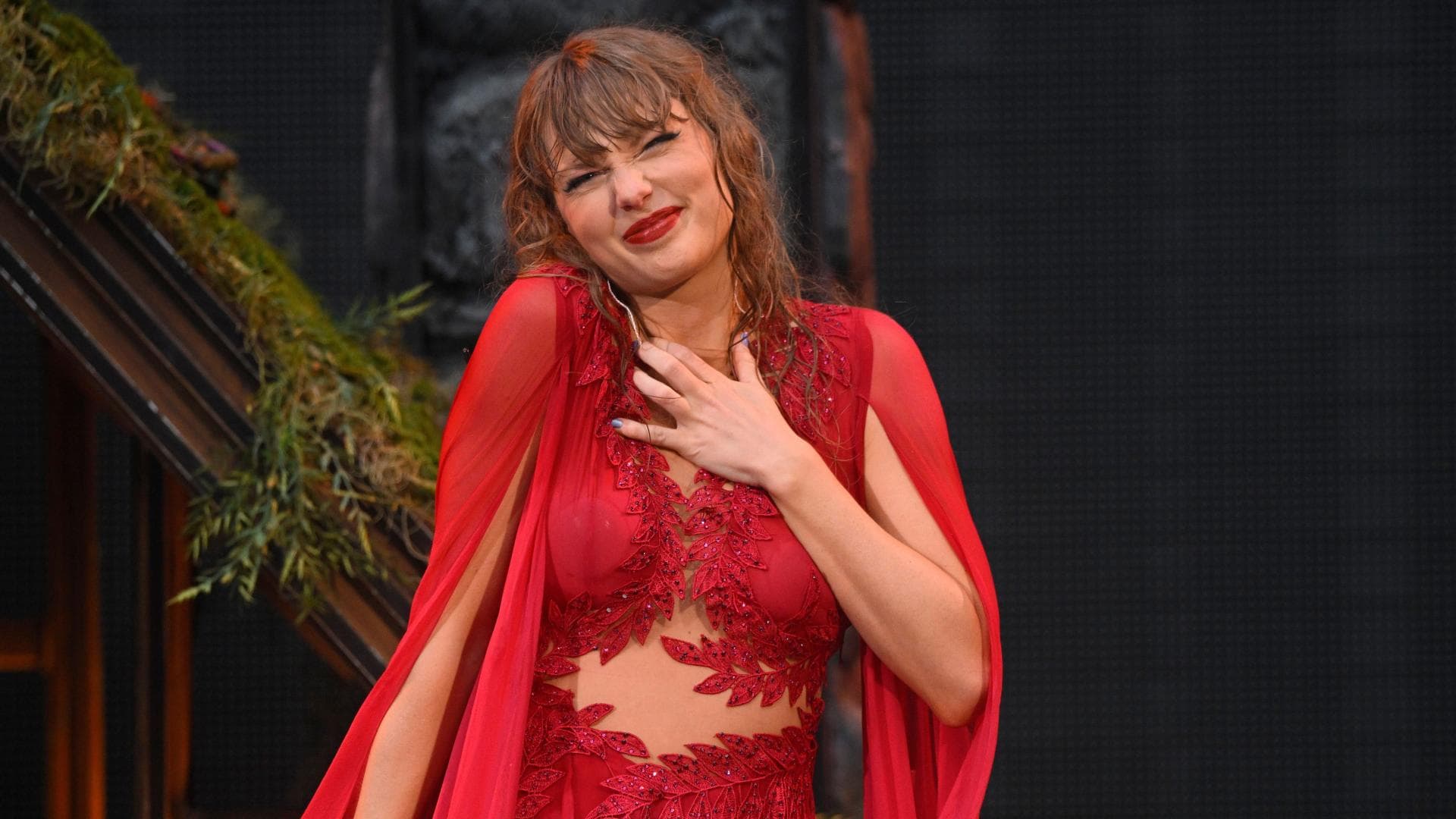 Taylor Swift in rotem Kleid bei Eras Tour