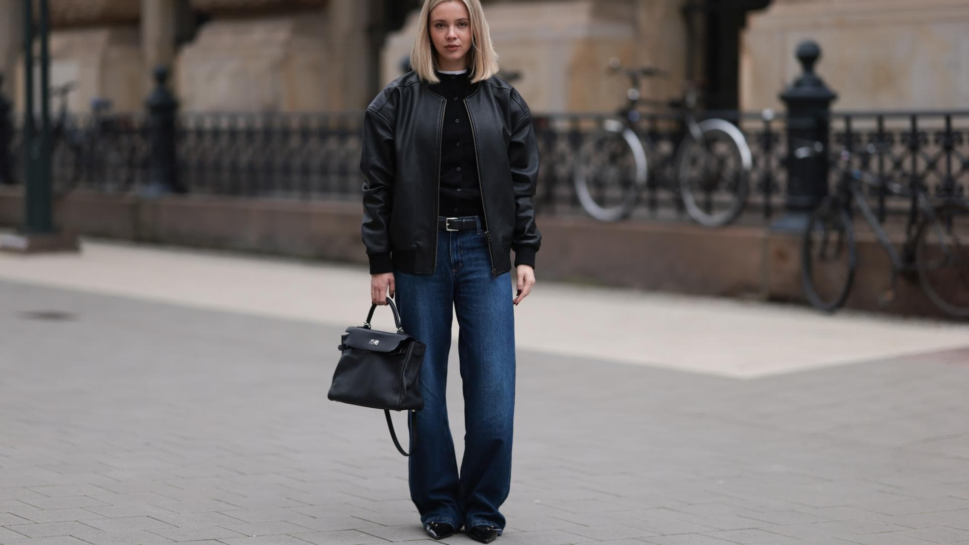 Frau mit Wide Leg Jeans