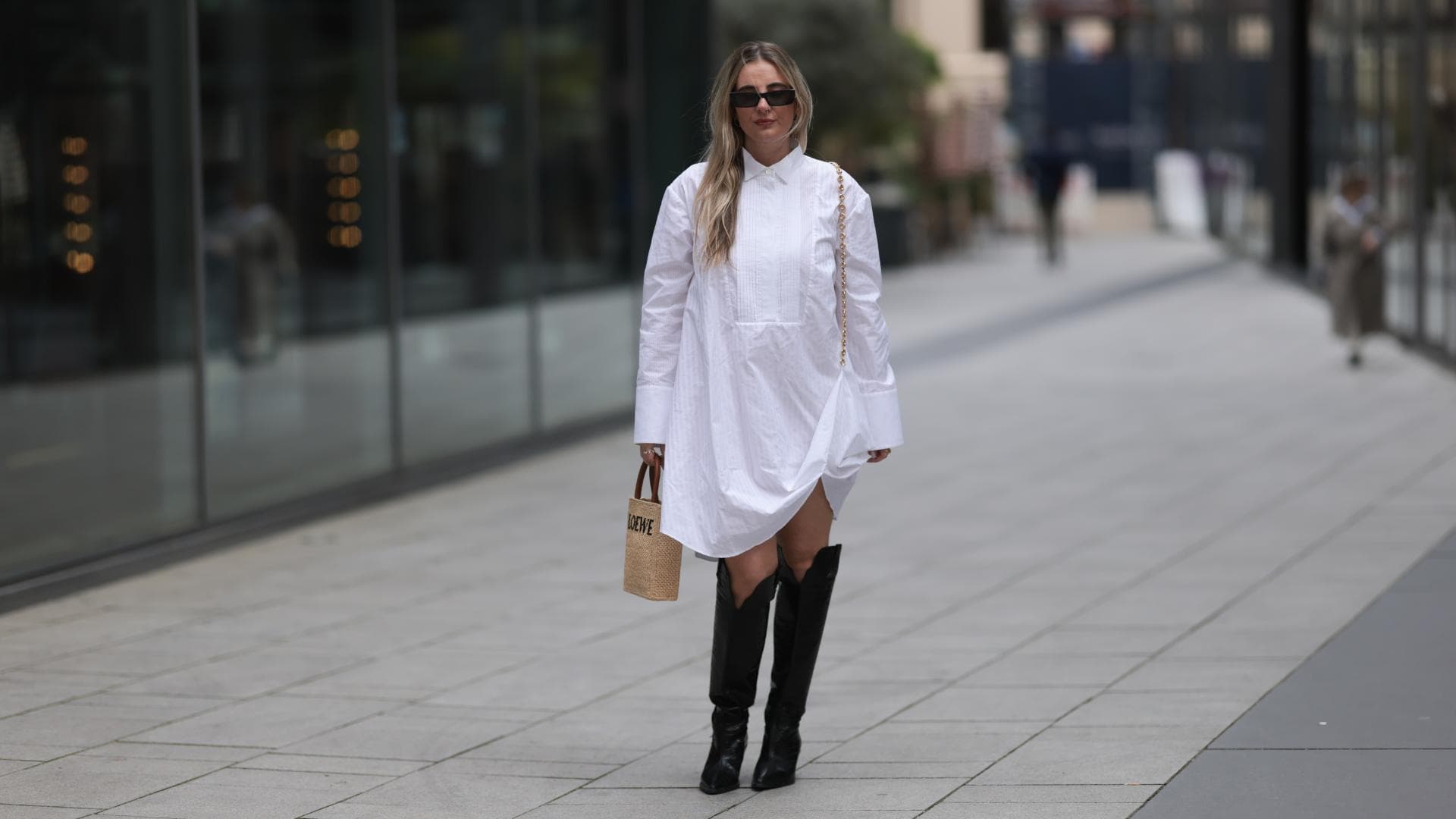 Frau trägt schwarze Cowboystiefel