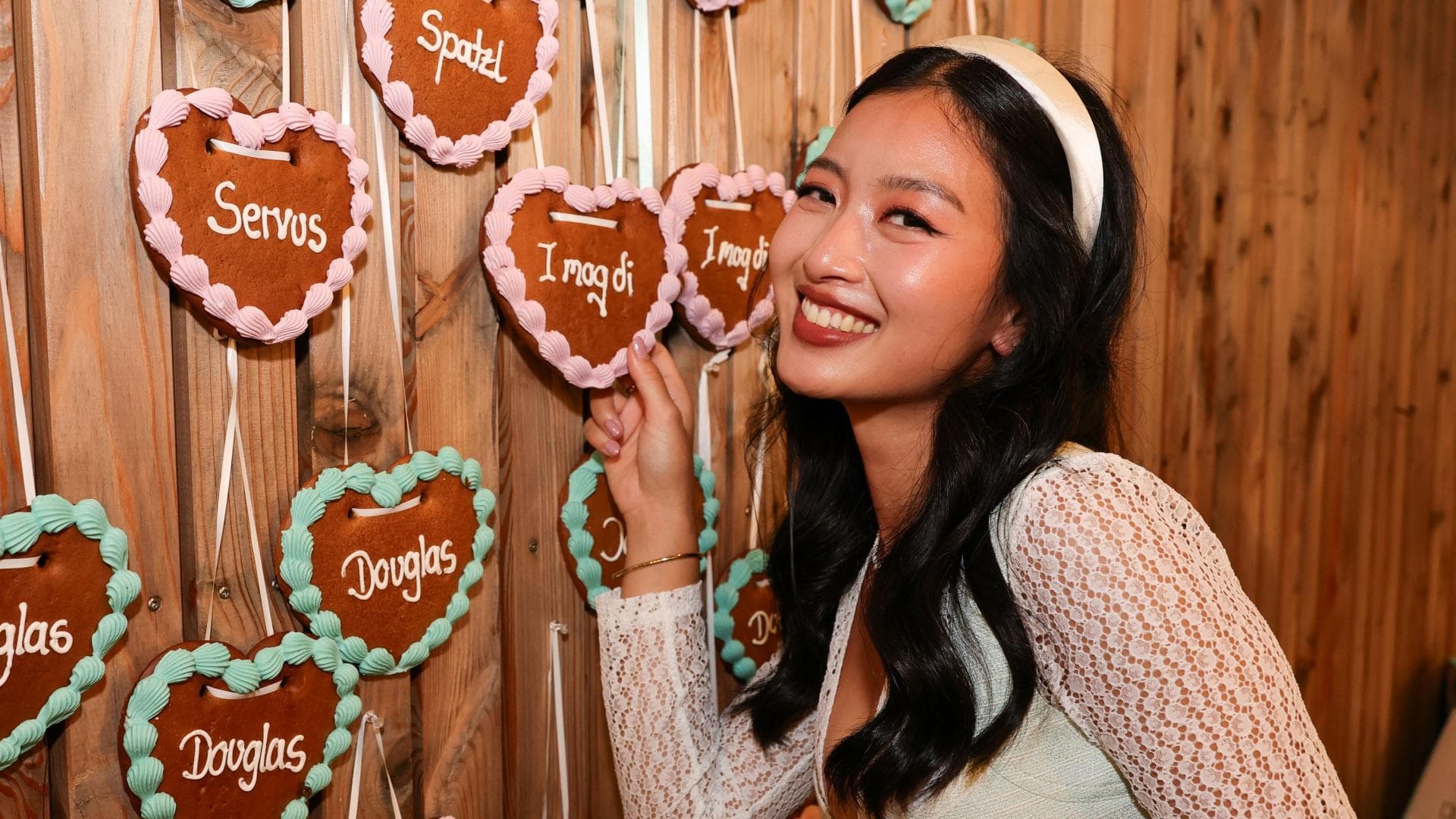 Oktoberfest Frisur mit Haarreif: Frau im Dirndl