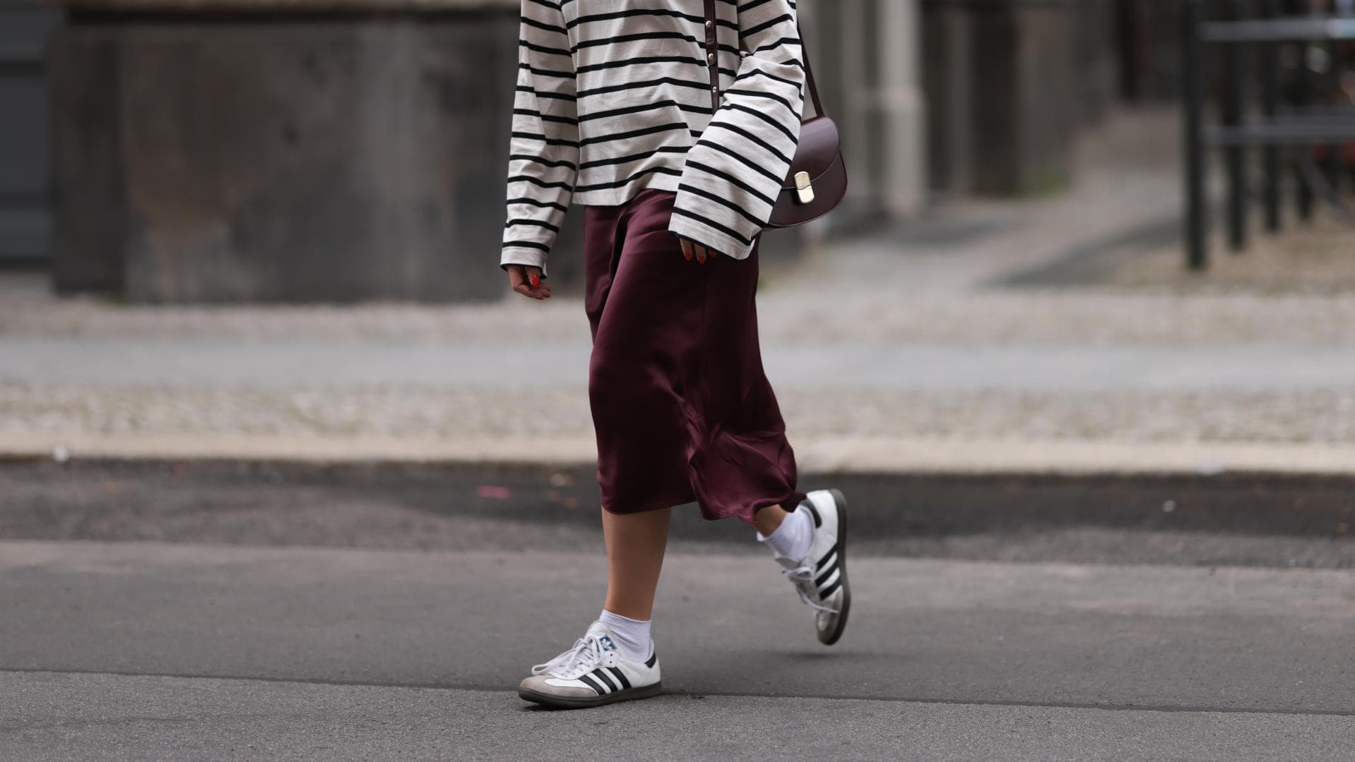 Frau trägt schwarz-weiße Sneaker