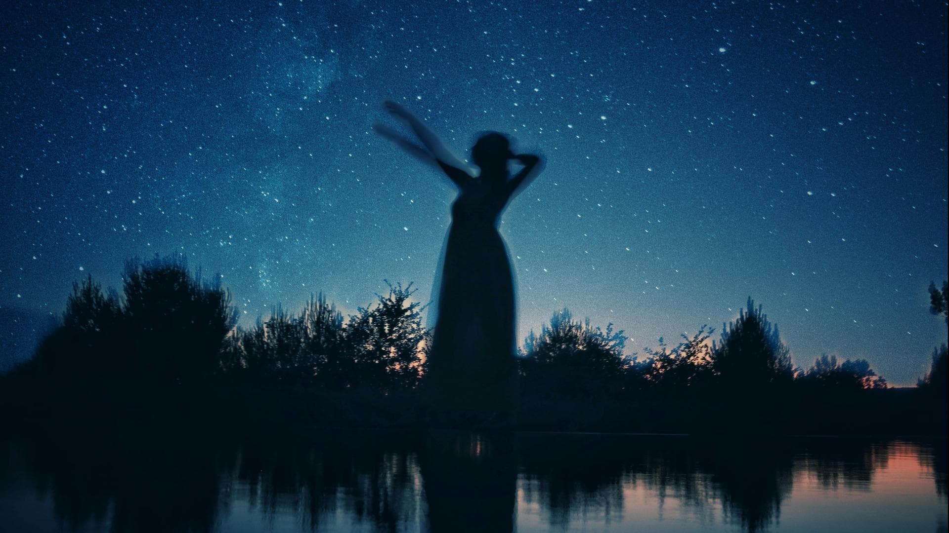 Silhouette einer Frau vor Sternenhimmel